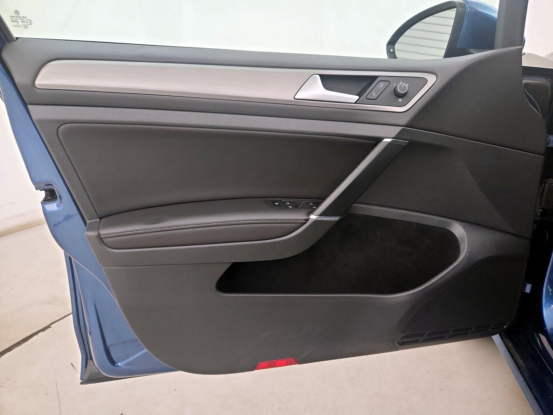 Thumbnail: 2016 Volkswagen Golf - 12