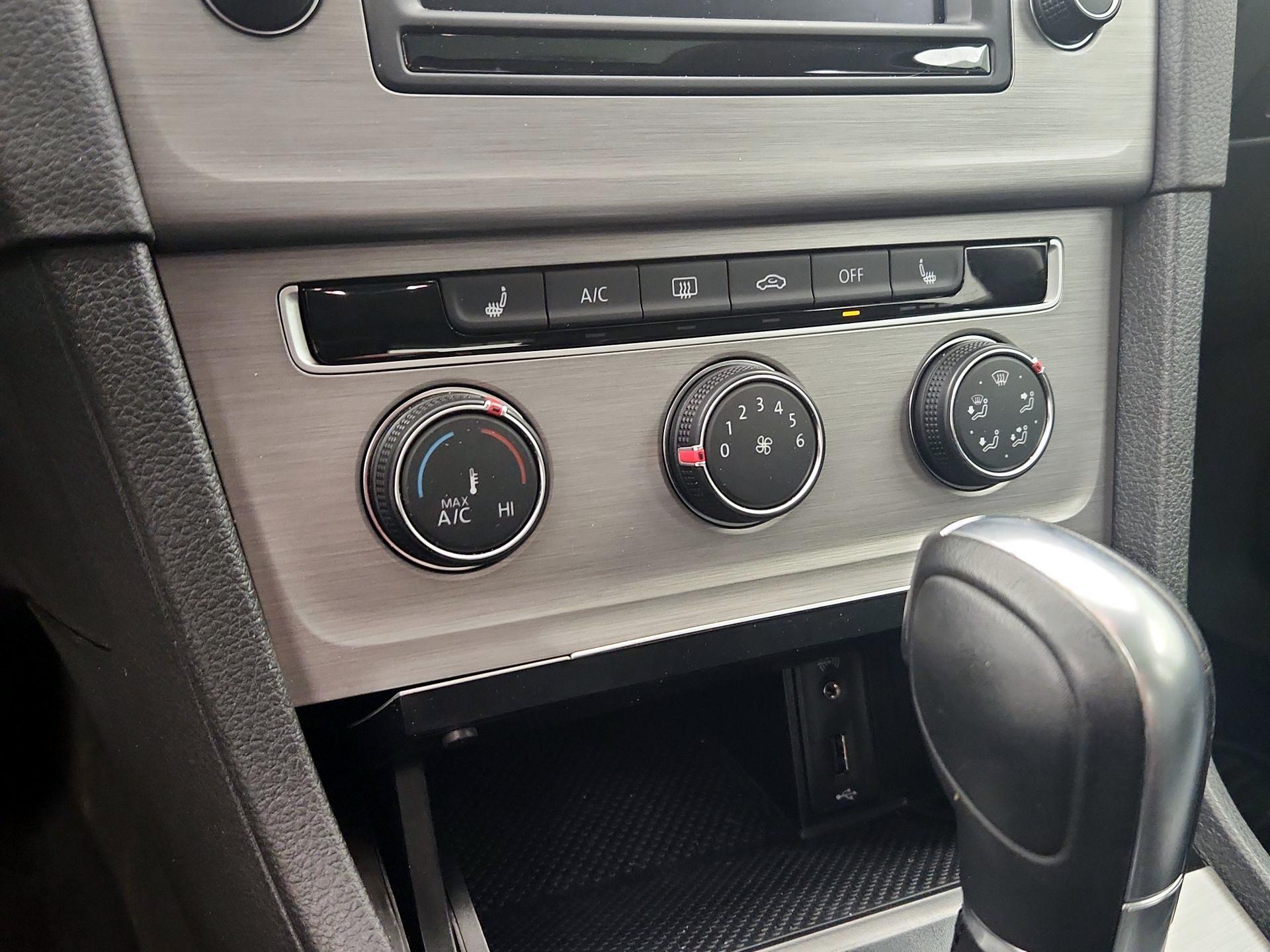 Thumbnail: 2016 Volkswagen Golf - 16