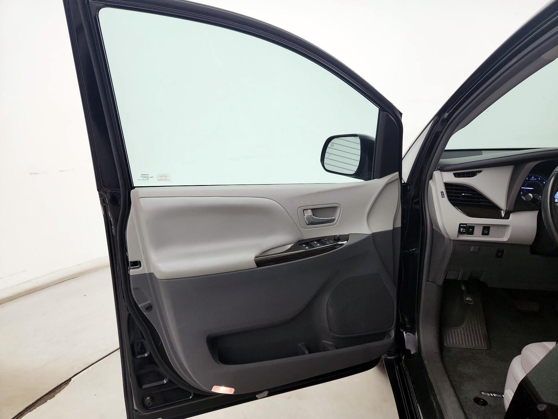 Thumbnail: 2015 Toyota Sienna - 12