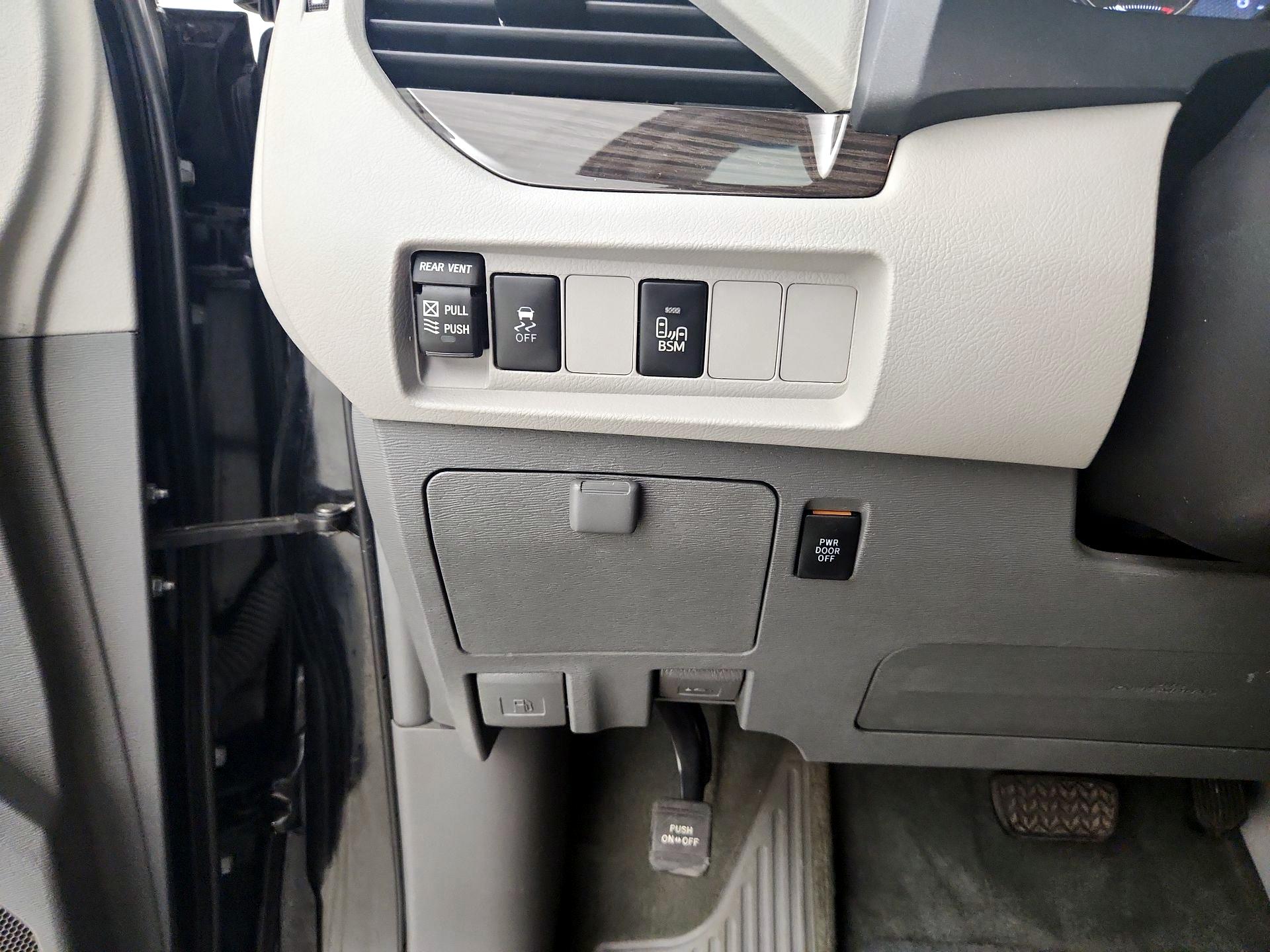 Thumbnail: 2015 Toyota Sienna - 13