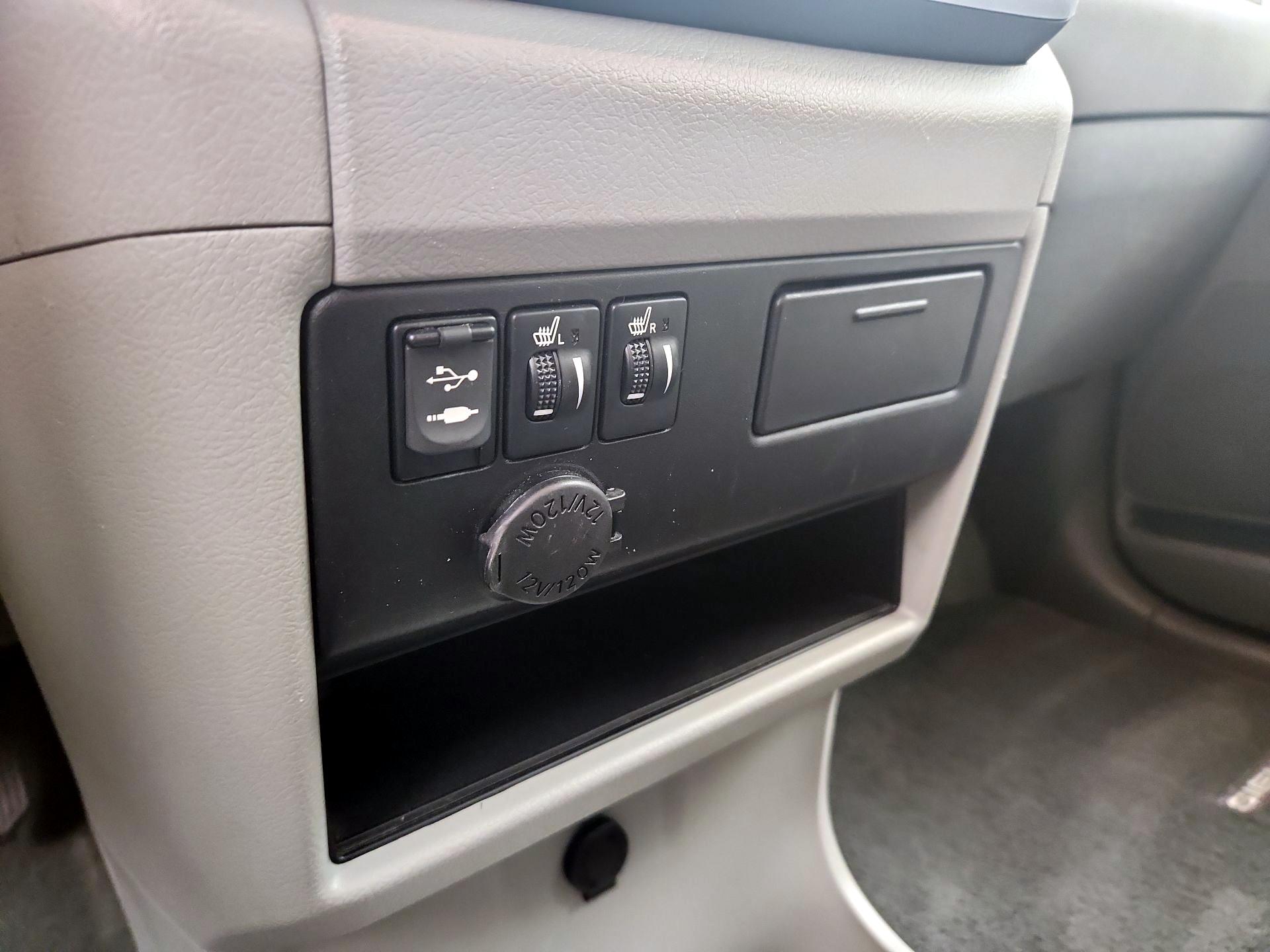 Thumbnail: 2015 Toyota Sienna - 18