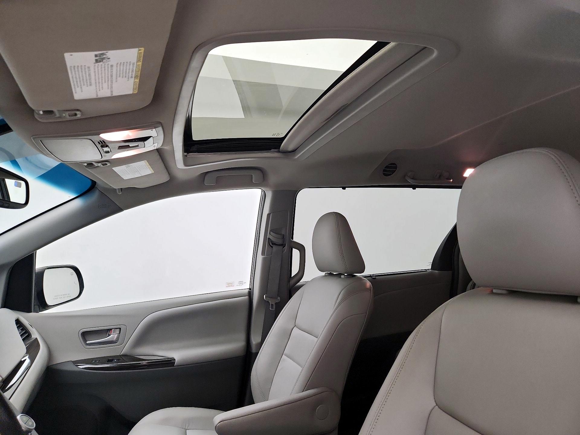 Thumbnail: 2015 Toyota Sienna - 19