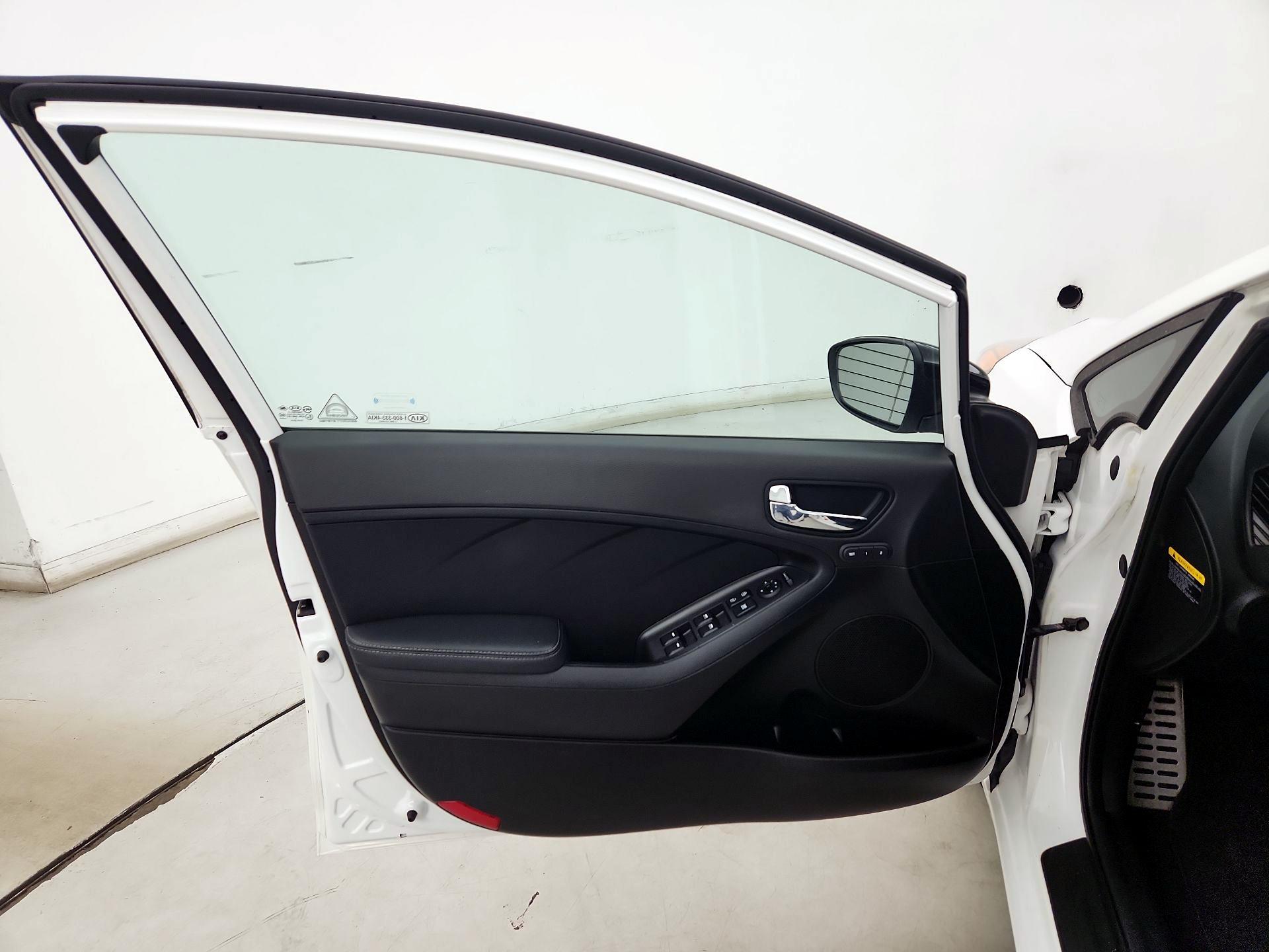 Thumbnail: 2016 Kia Forte - 12