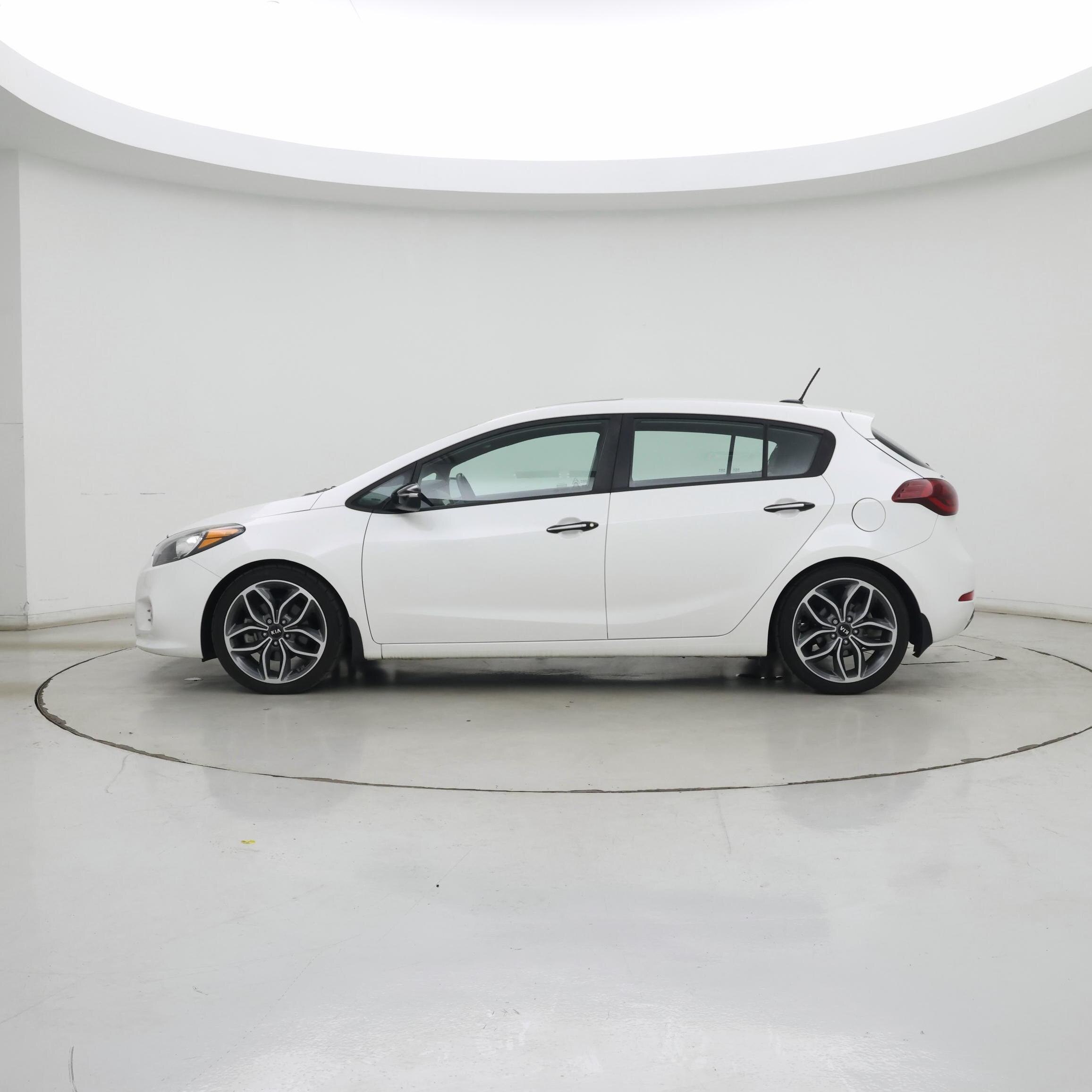 Thumbnail: 2016 Kia Forte - 3