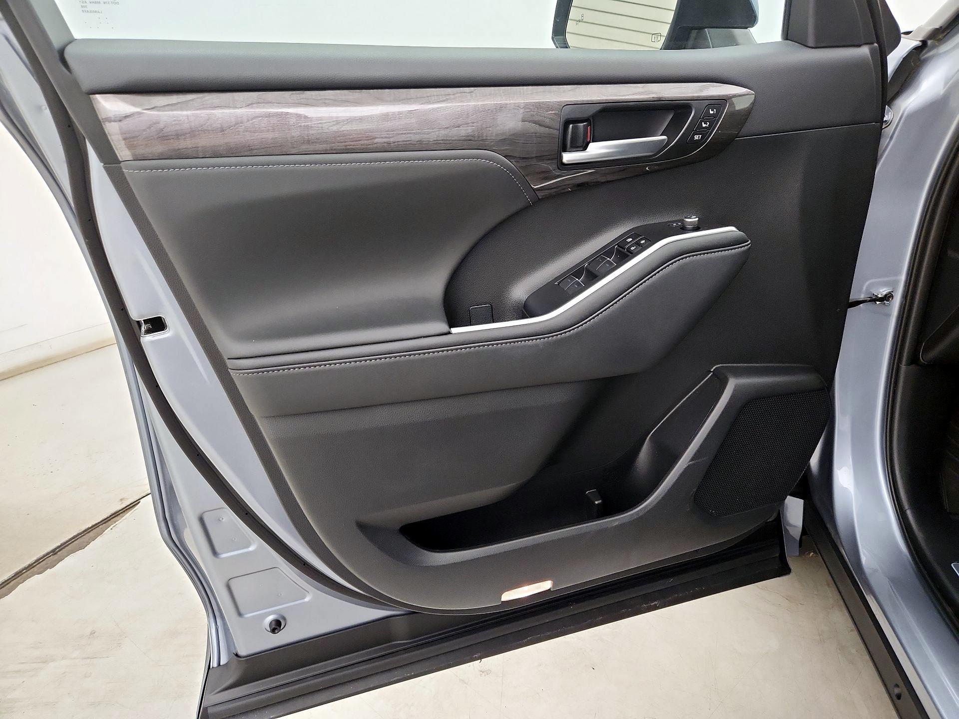 Thumbnail: 2024 Toyota Highlander - 12