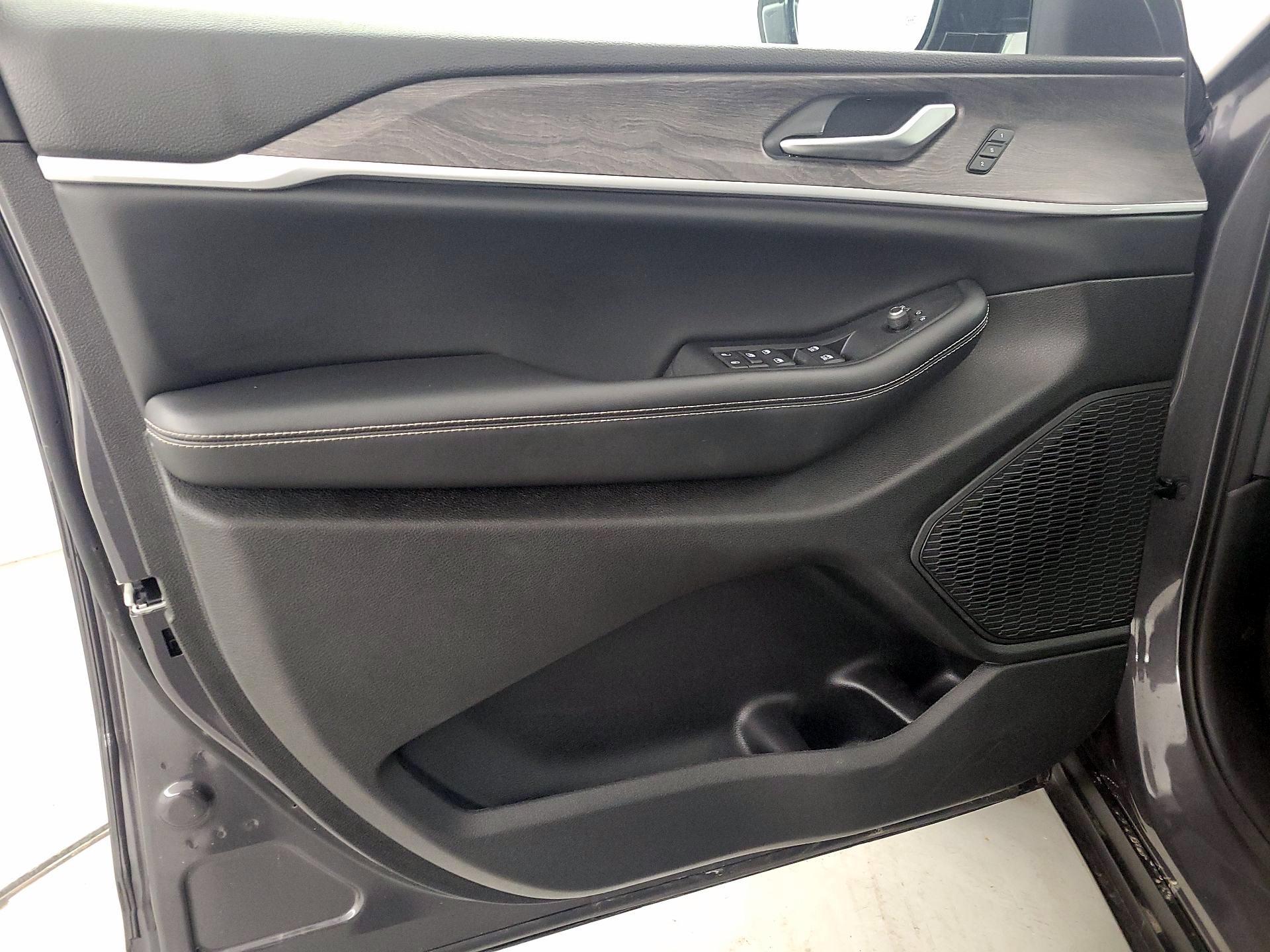 Thumbnail: 2023 Jeep Grand Cherokee - 12