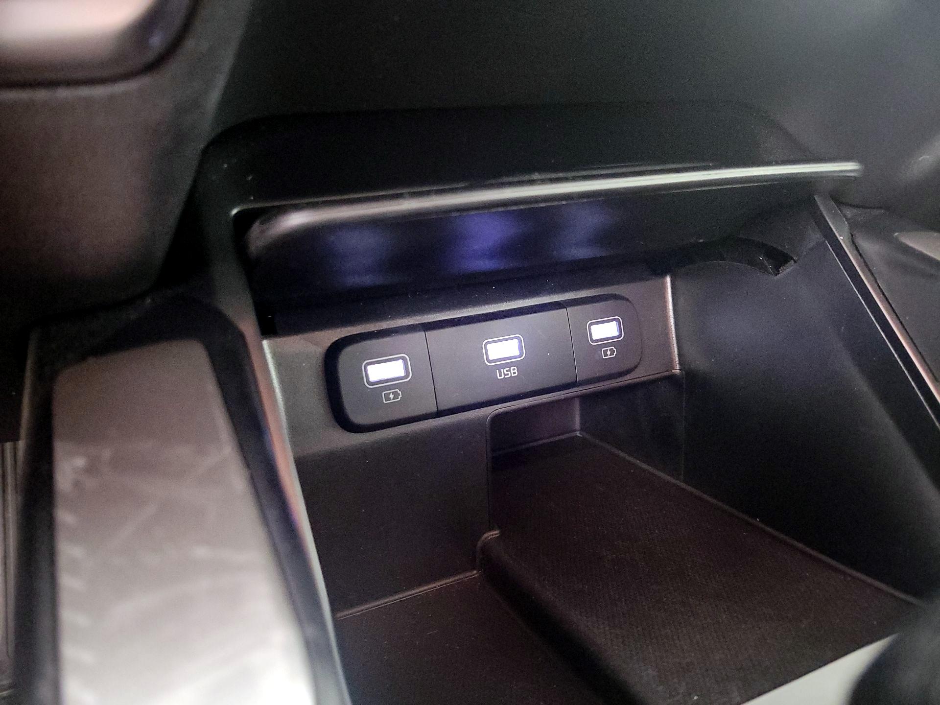 Thumbnail: 2023 Kia Sorento - 18