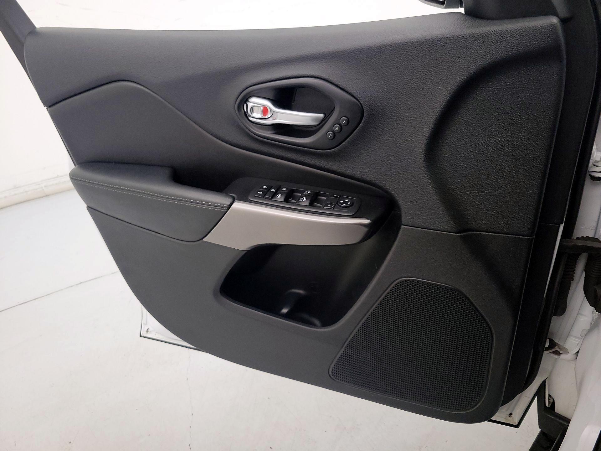 Thumbnail: 2020 Jeep Cherokee - 12