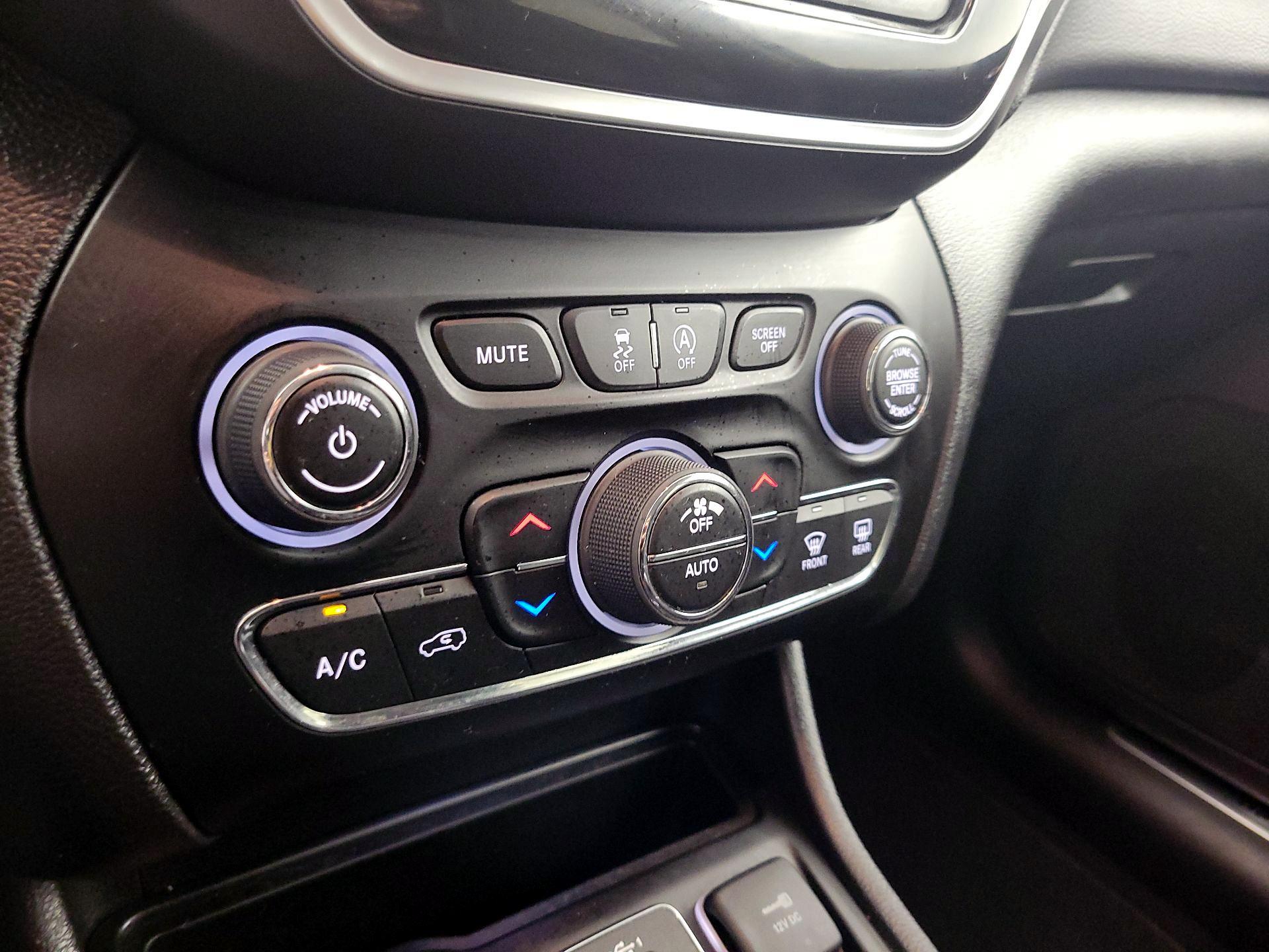 Thumbnail: 2020 Jeep Cherokee - 17