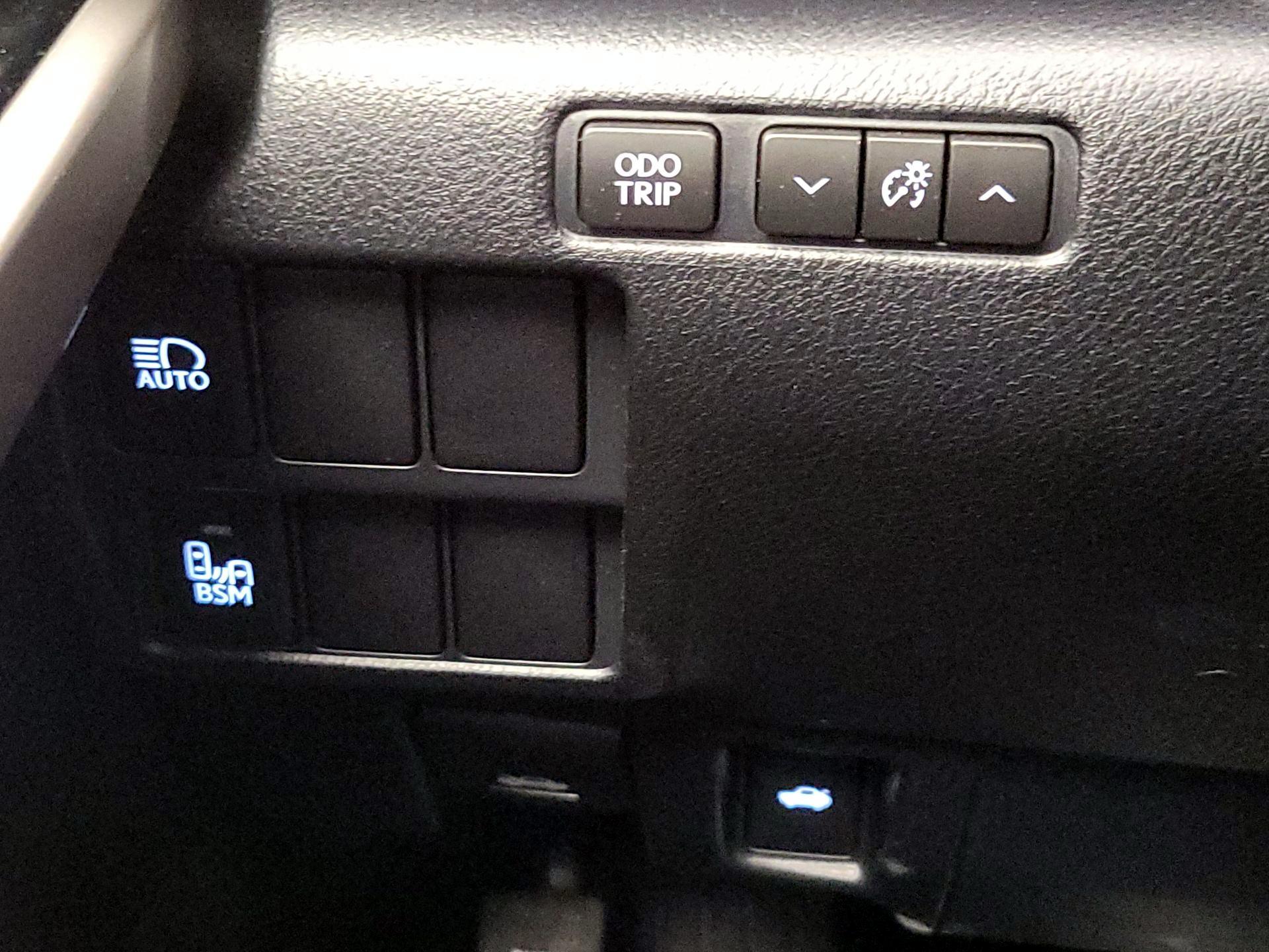 Thumbnail: 2020 Lexus IS - 13