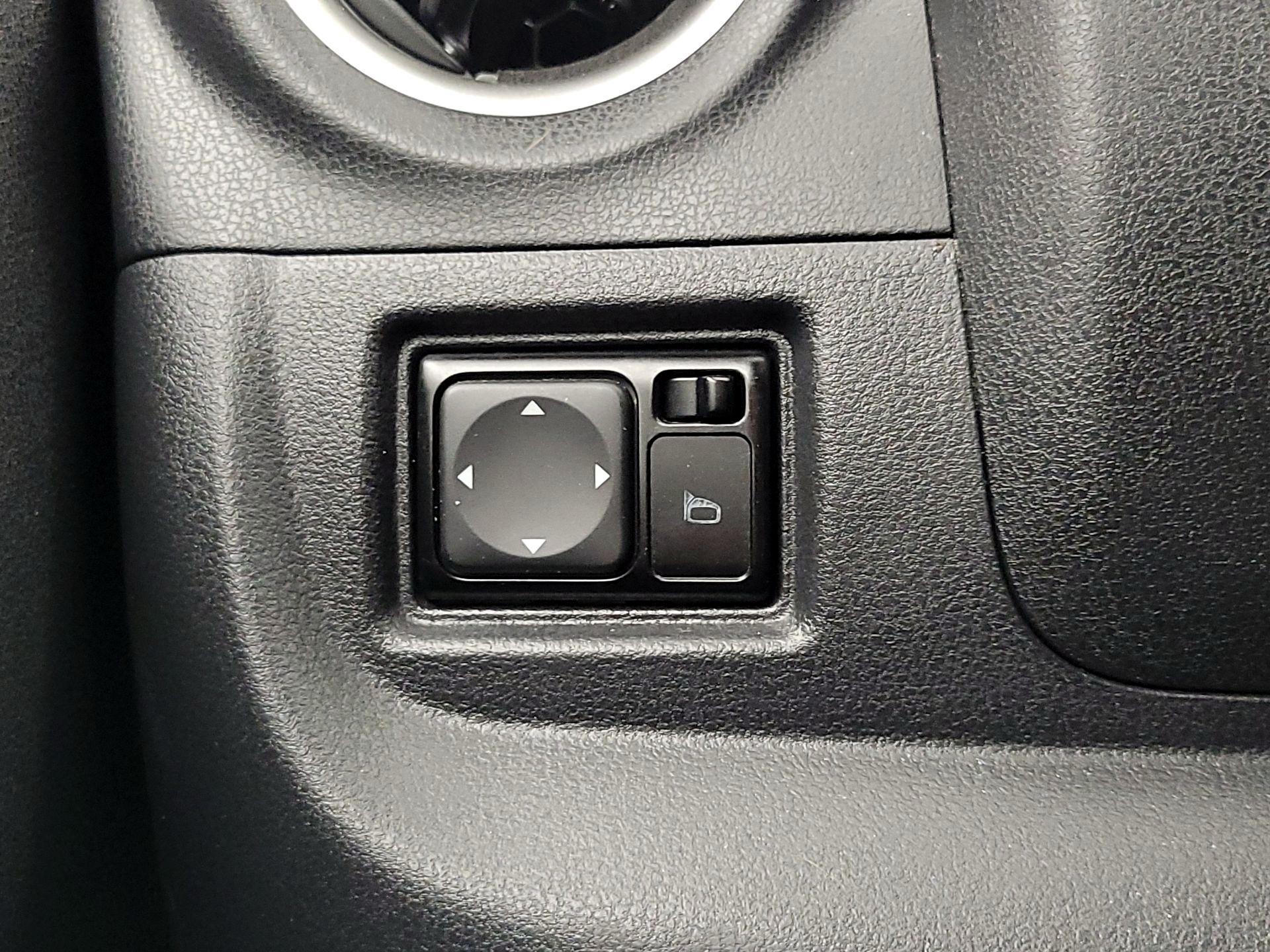 Thumbnail: 2018 Nissan Versa Note - 13