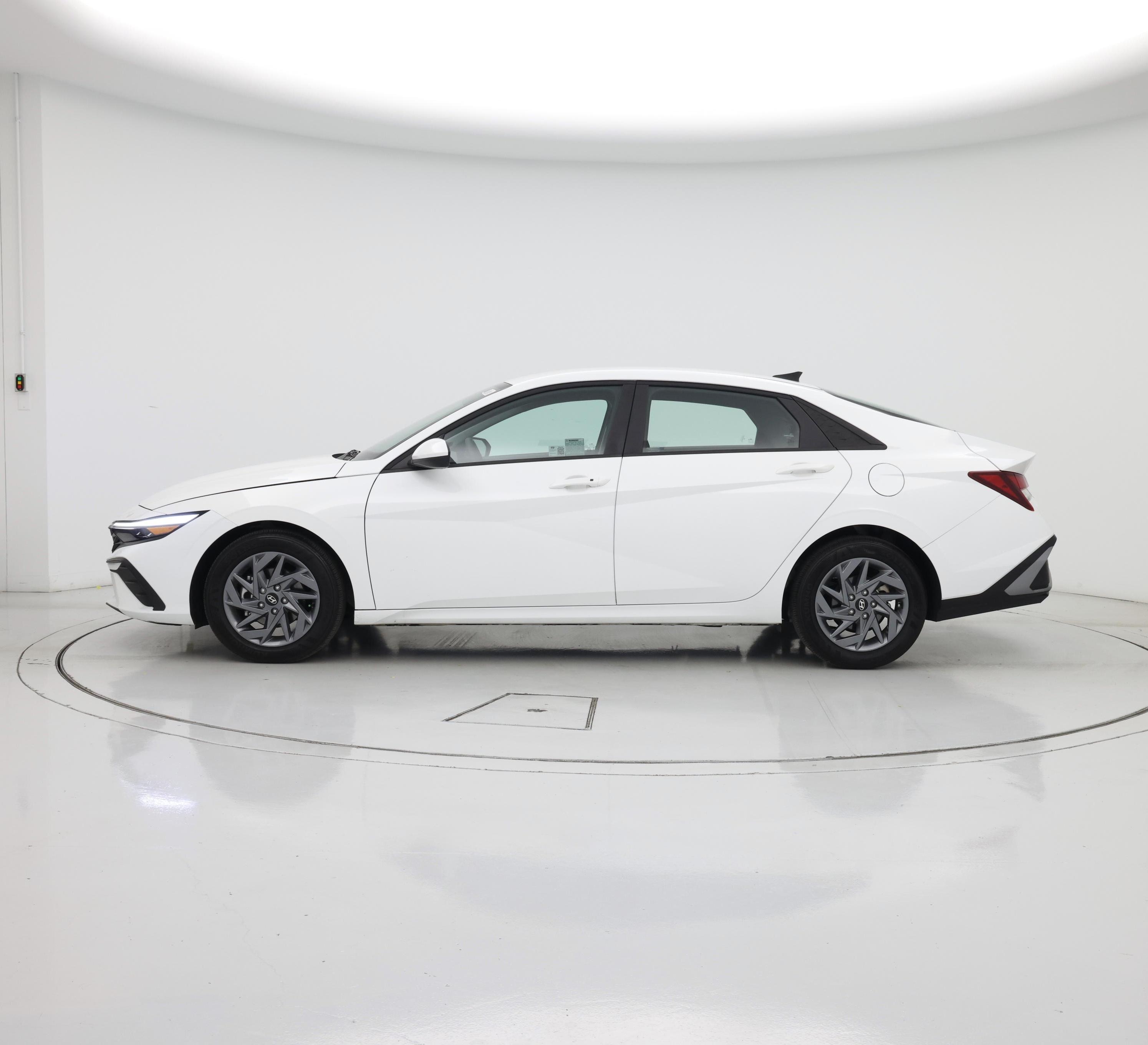 Thumbnail: 2024 Hyundai Elantra - 3