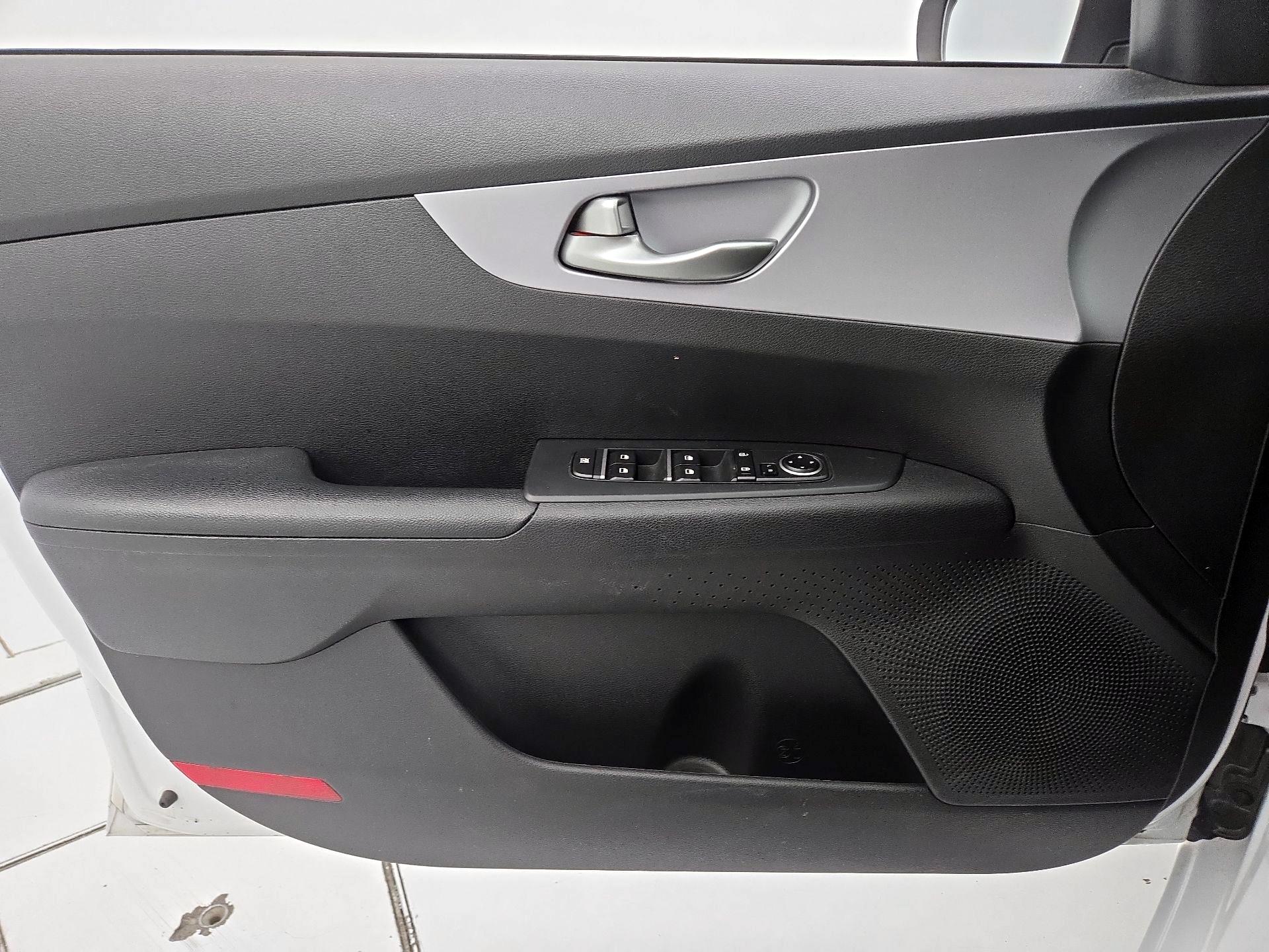 Thumbnail: 2022 Kia Forte - 12