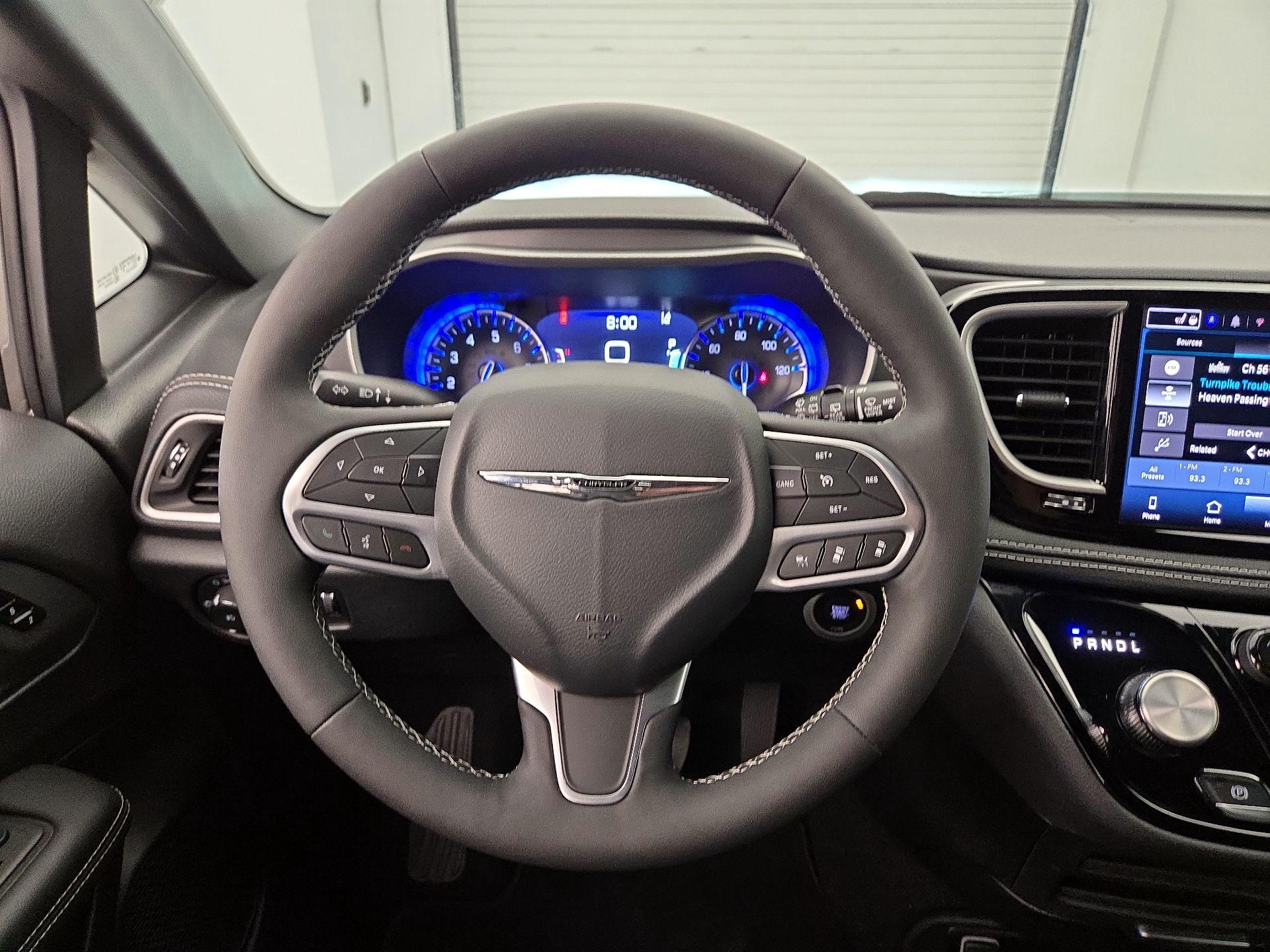 Thumbnail: 2025 Chrysler Pacifica - 10