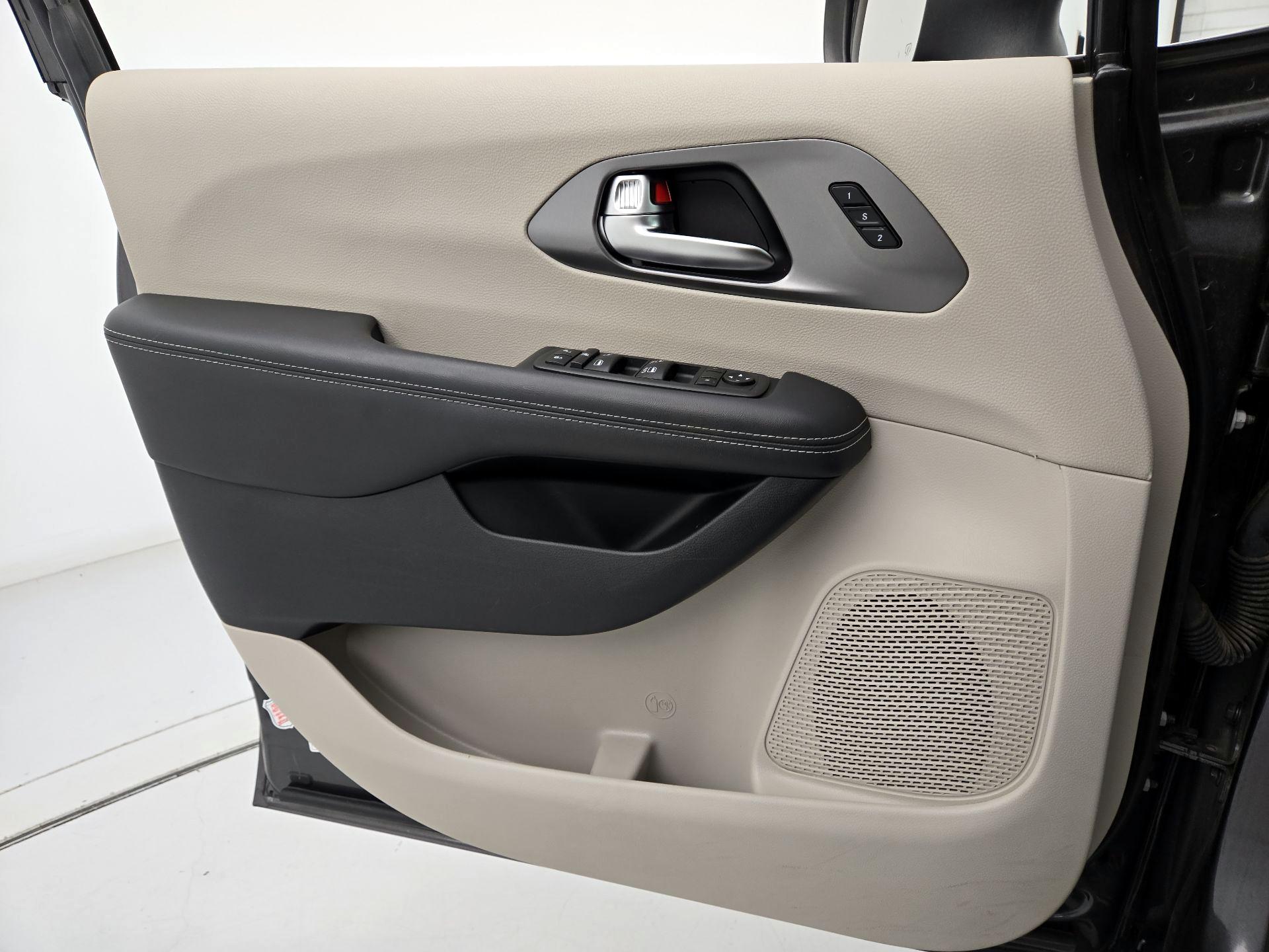 Thumbnail: 2023 Chrysler Pacifica - 12