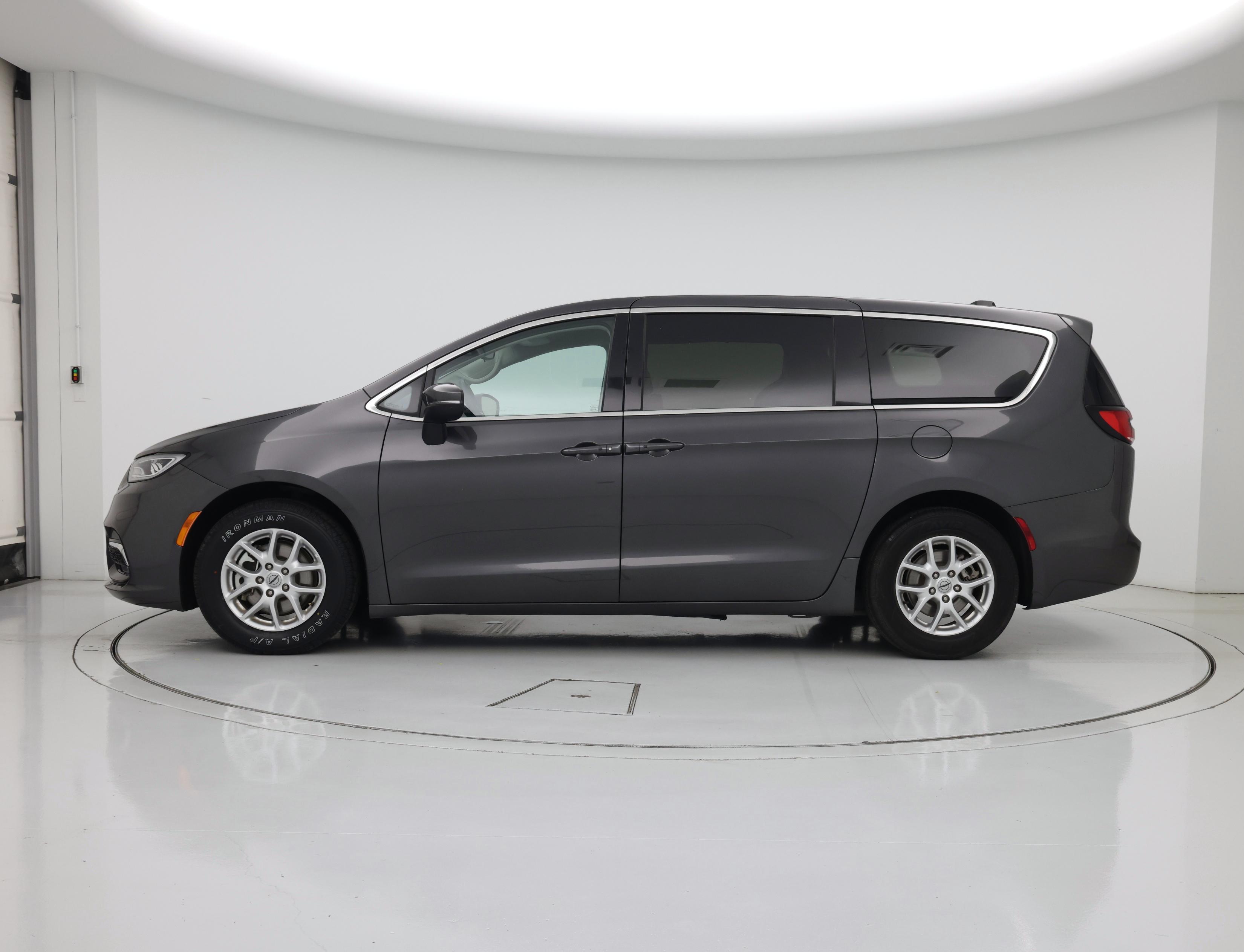 Thumbnail: 2023 Chrysler Pacifica - 3