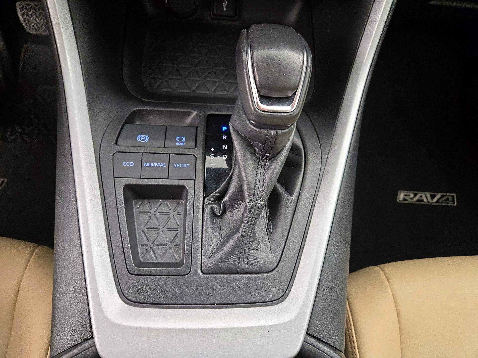 Thumbnail: 2021 Toyota RAV4 - 17