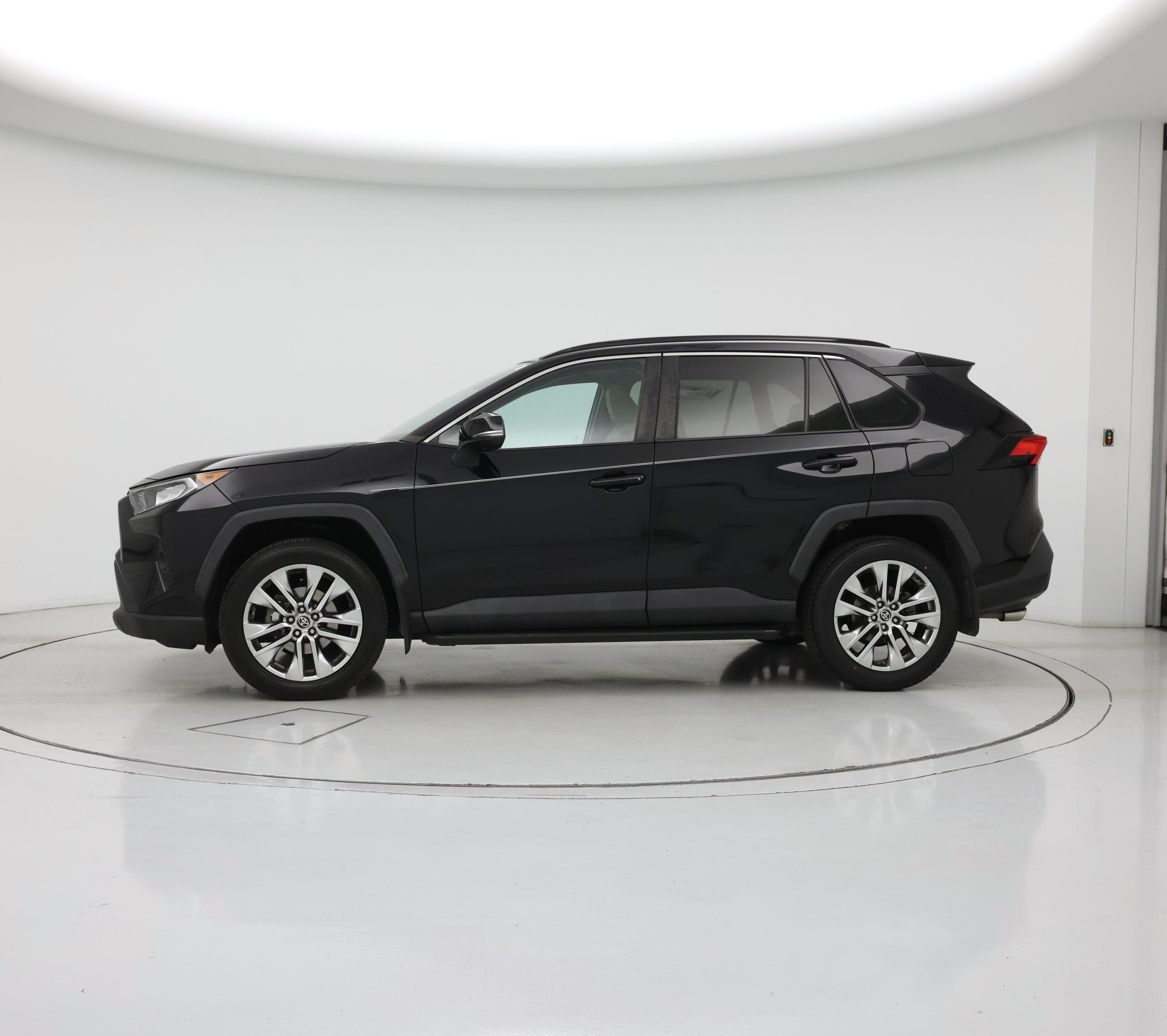 Thumbnail: 2021 Toyota RAV4 - 3