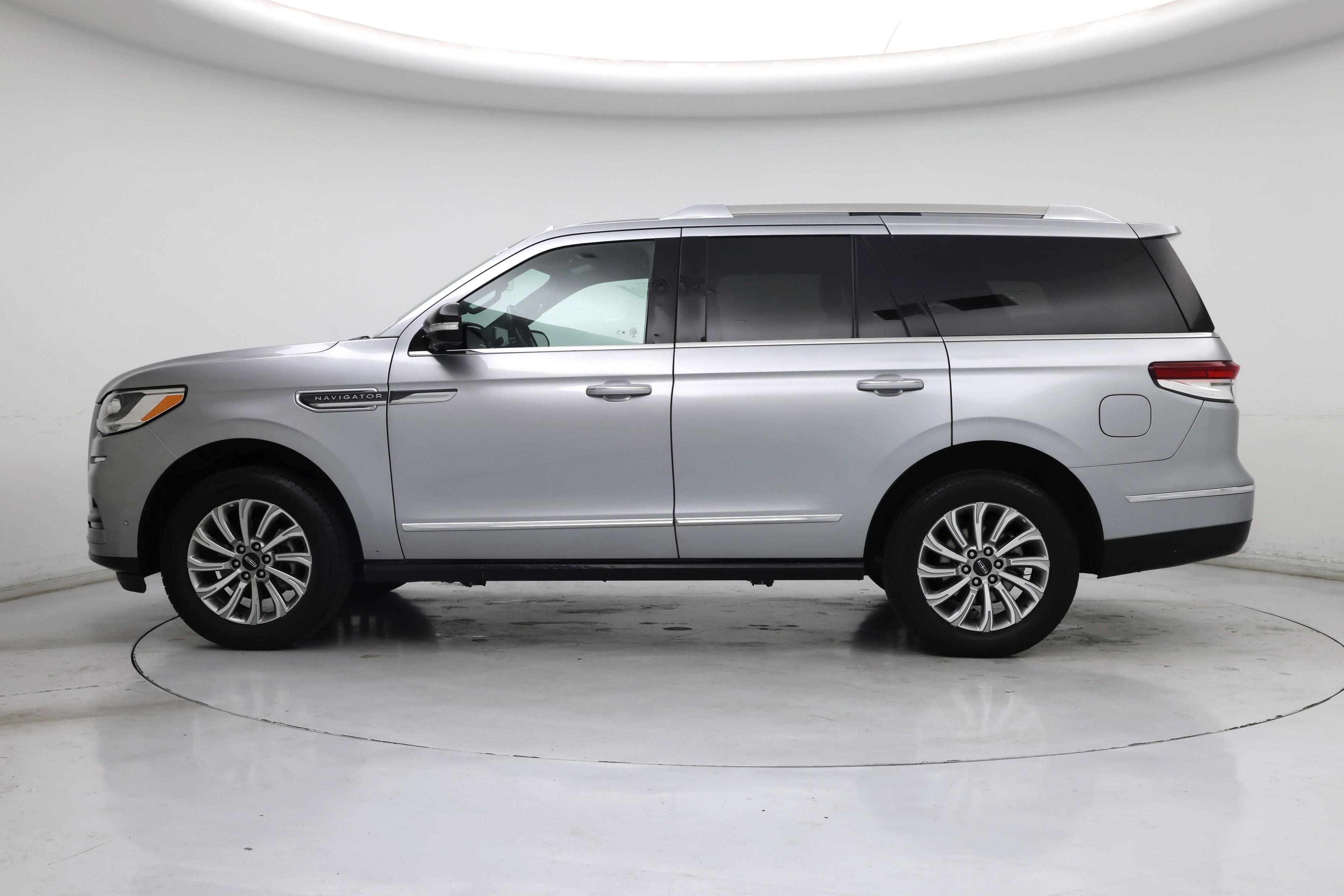 Thumbnail: 2022 Lincoln Navigator - 3