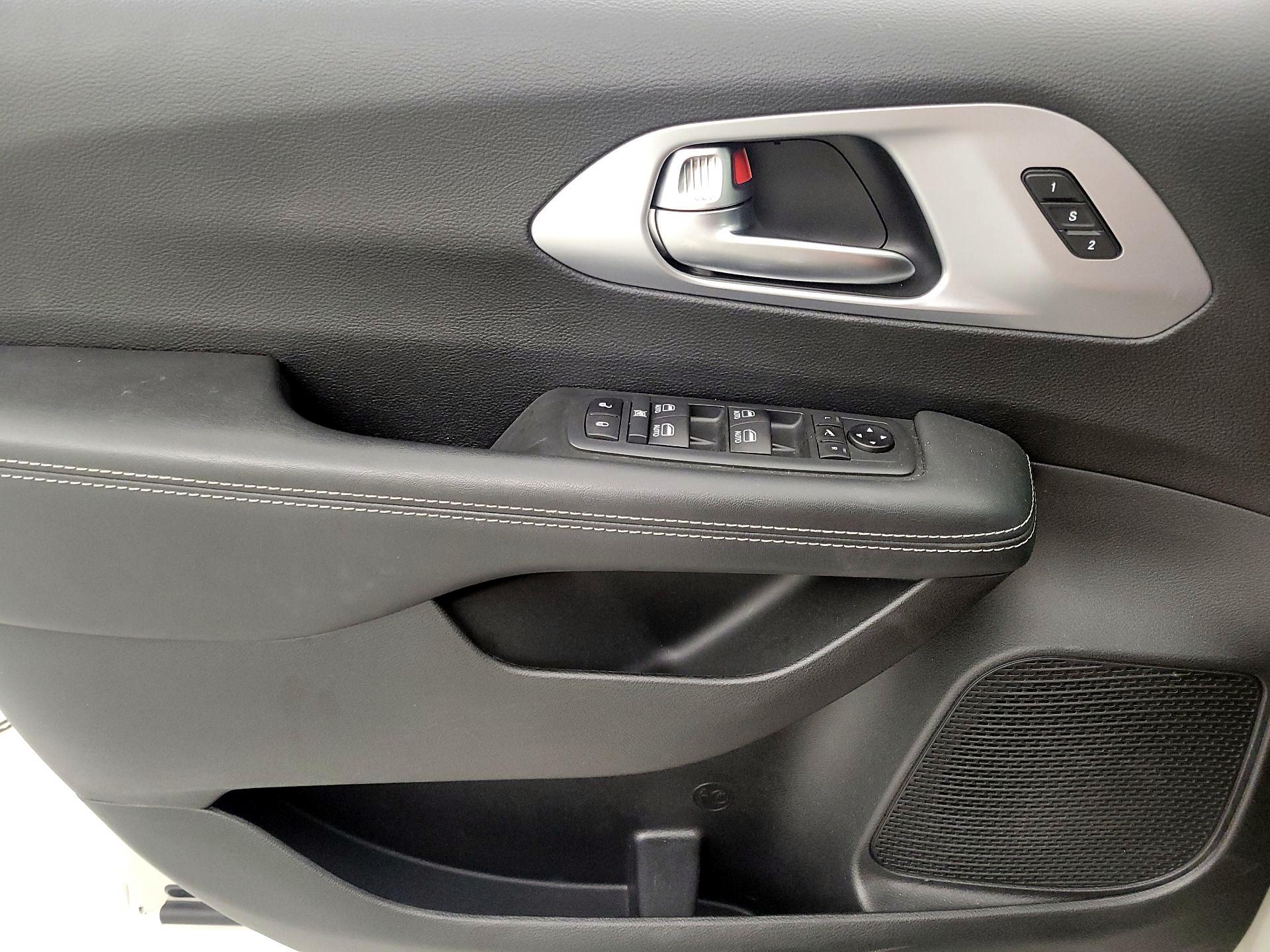 Thumbnail: 2020 Chrysler Pacifica - 12