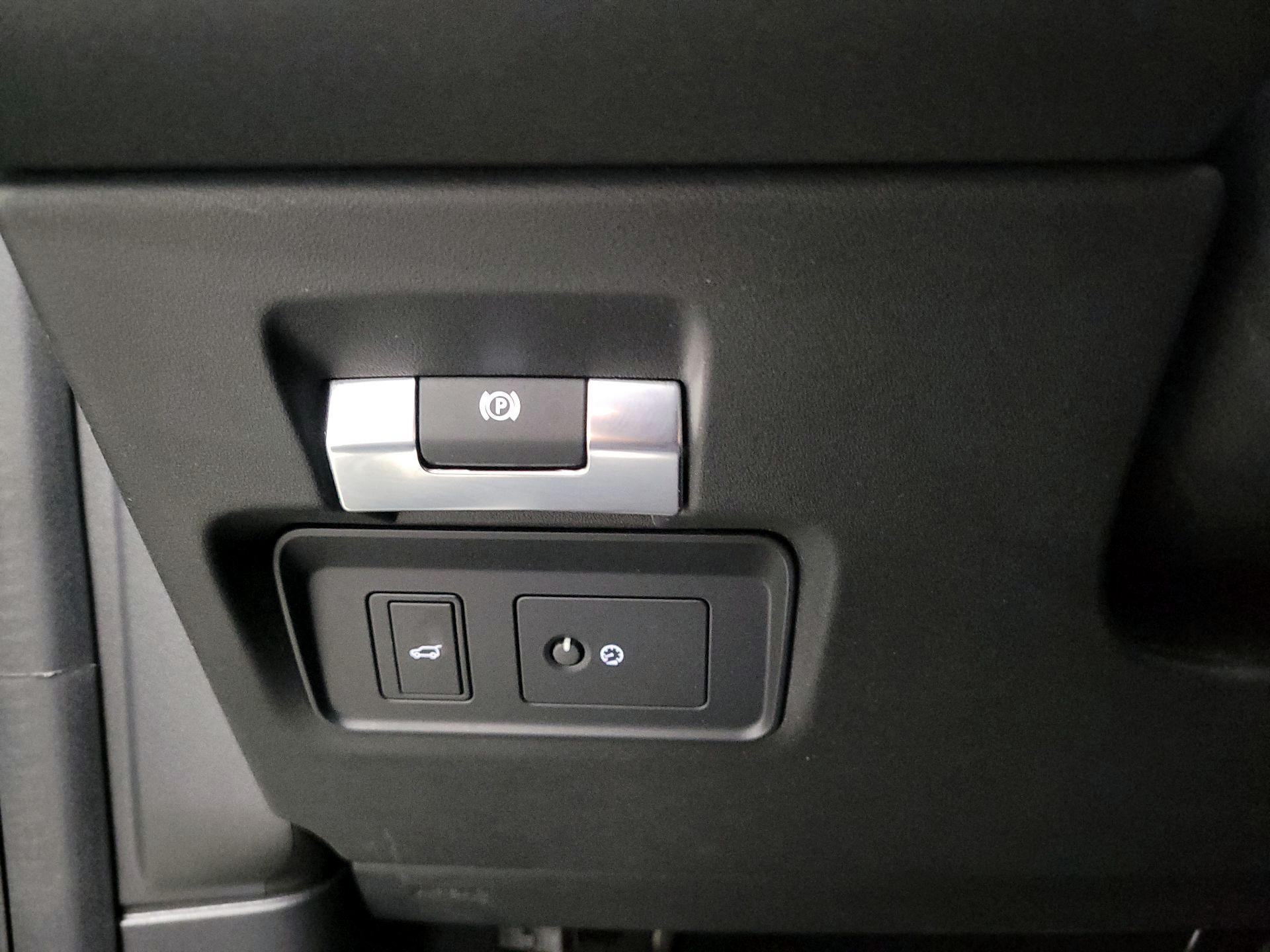 Thumbnail: 2023 Land Rover Discovery Sport - 13