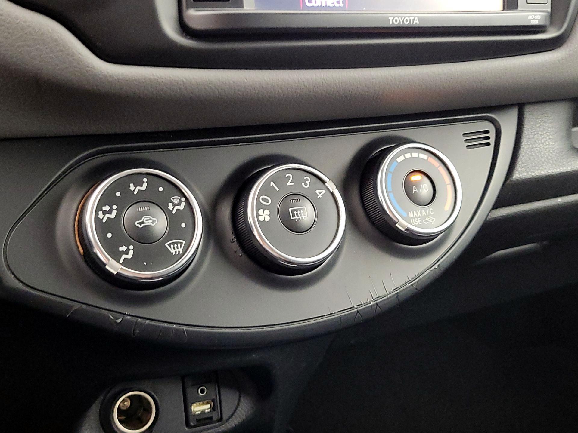 Thumbnail: 2015 Toyota Yaris - 15