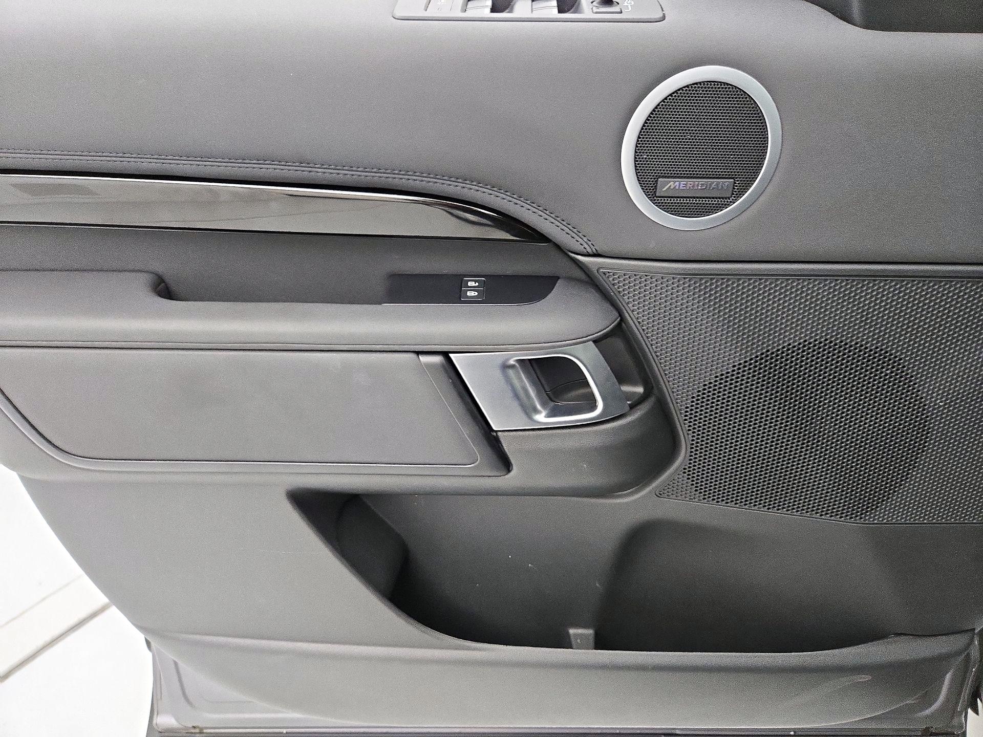 Thumbnail: 2022 Land Rover Discovery - 12