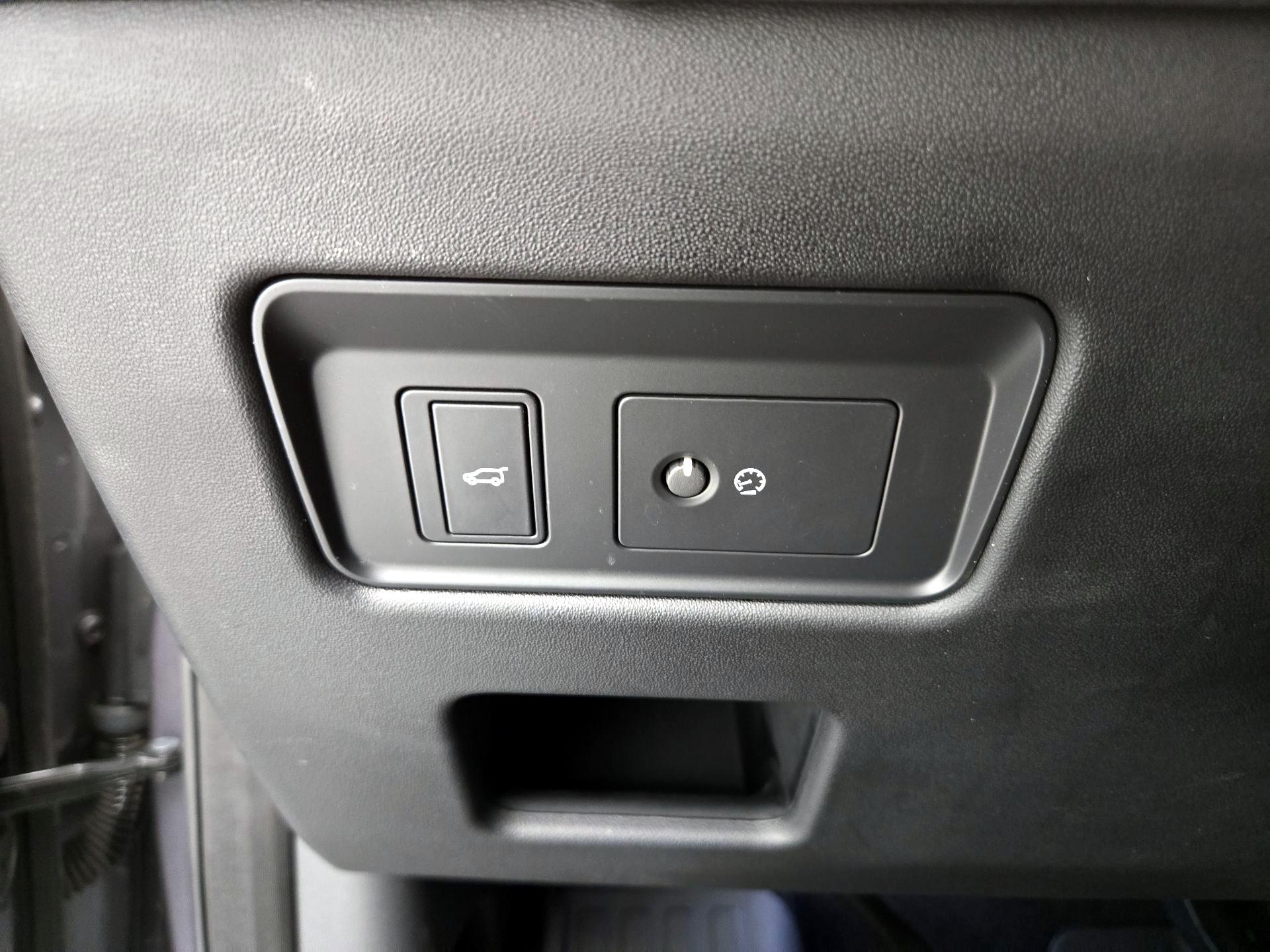 Thumbnail: 2022 Land Rover Discovery - 13