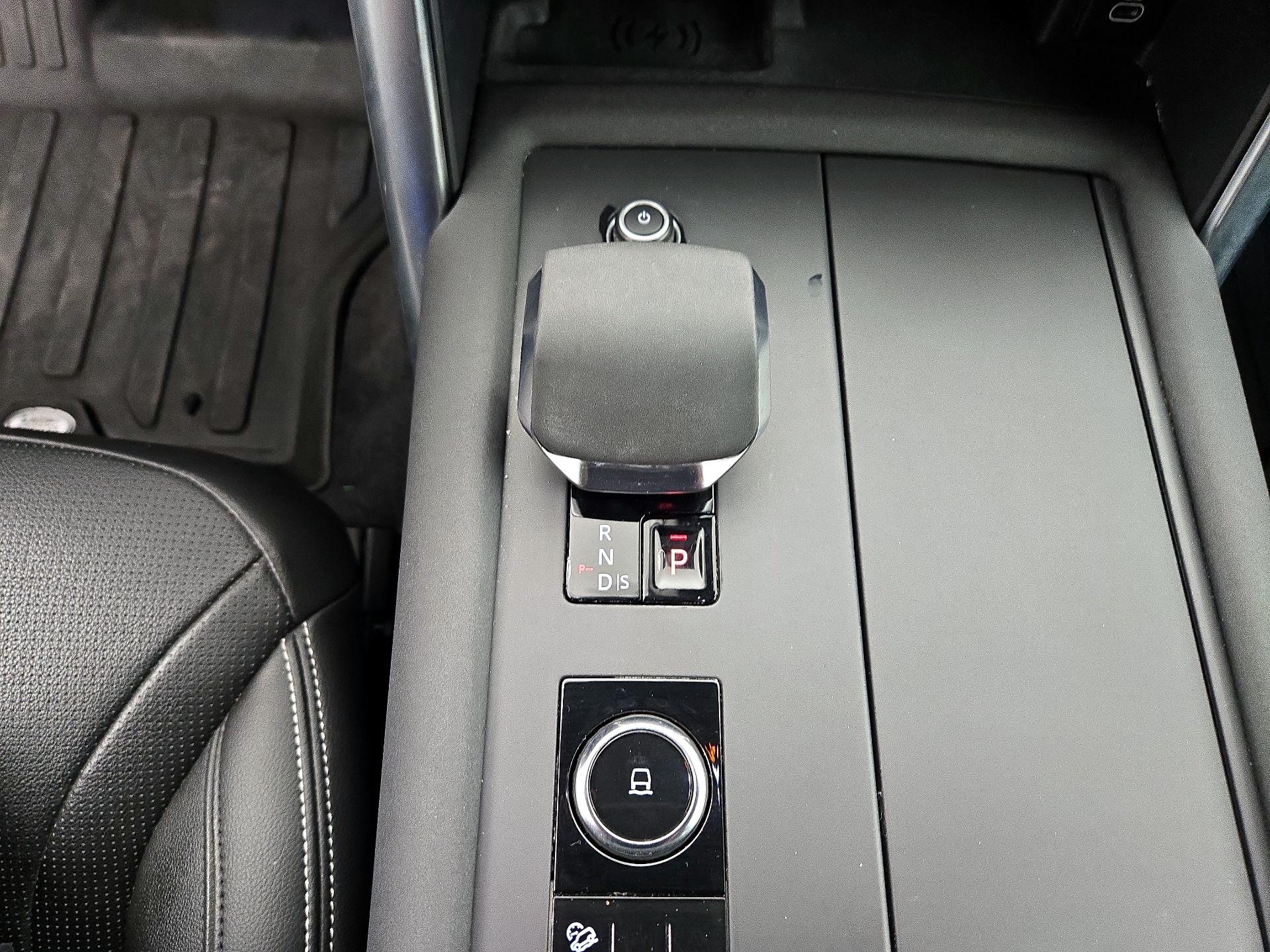 Thumbnail: 2022 Land Rover Discovery - 18