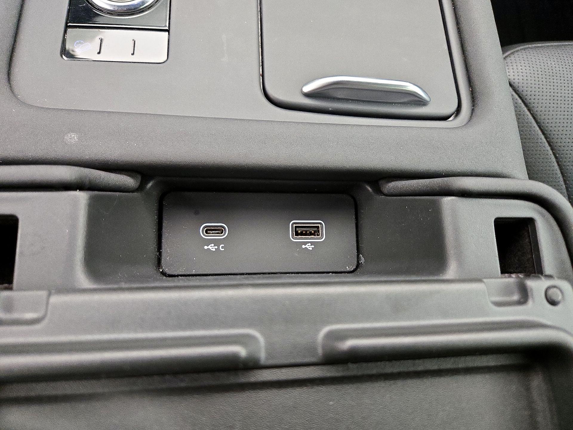 Thumbnail: 2022 Land Rover Discovery - 19