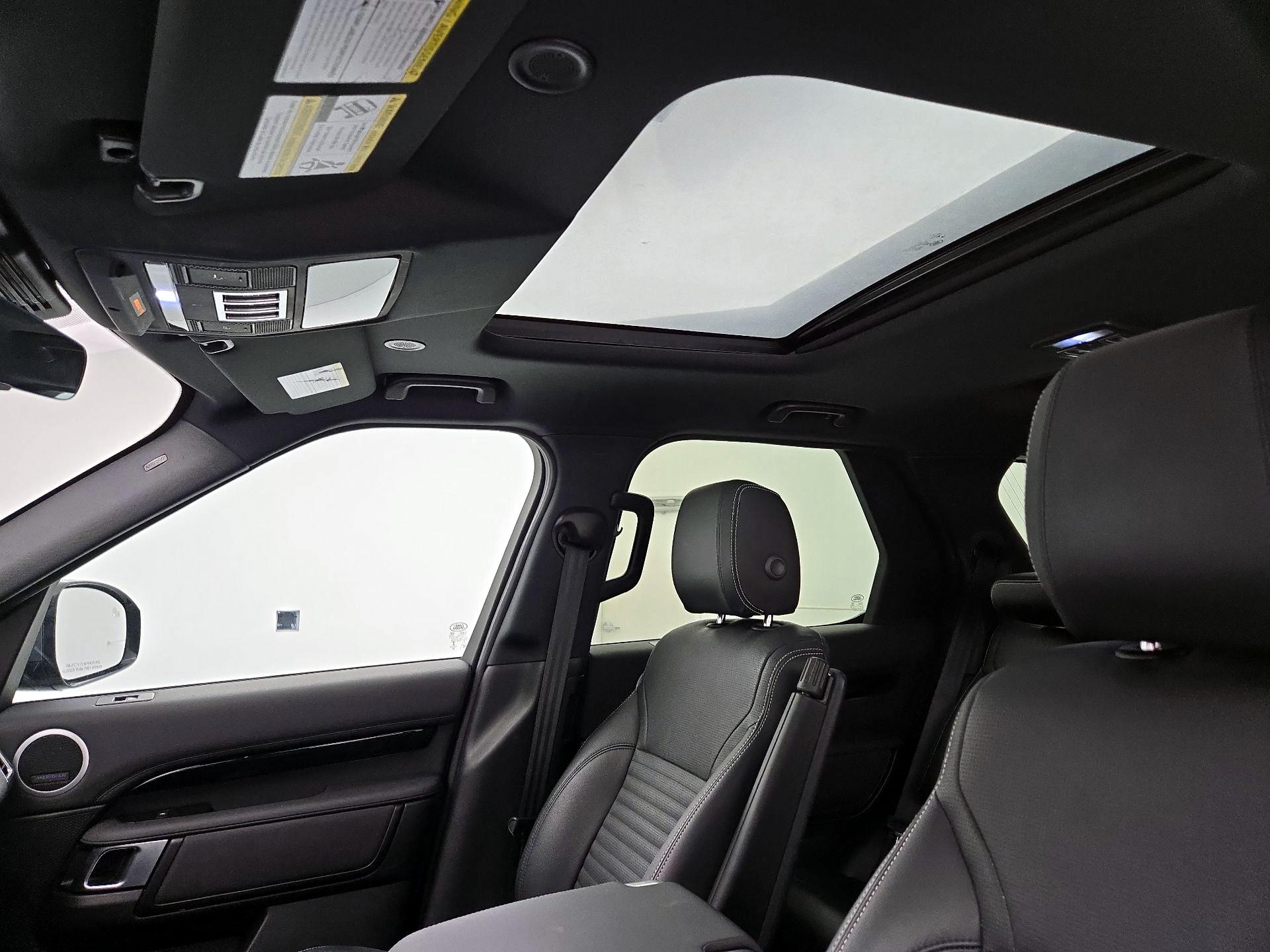 Thumbnail: 2022 Land Rover Discovery - 20