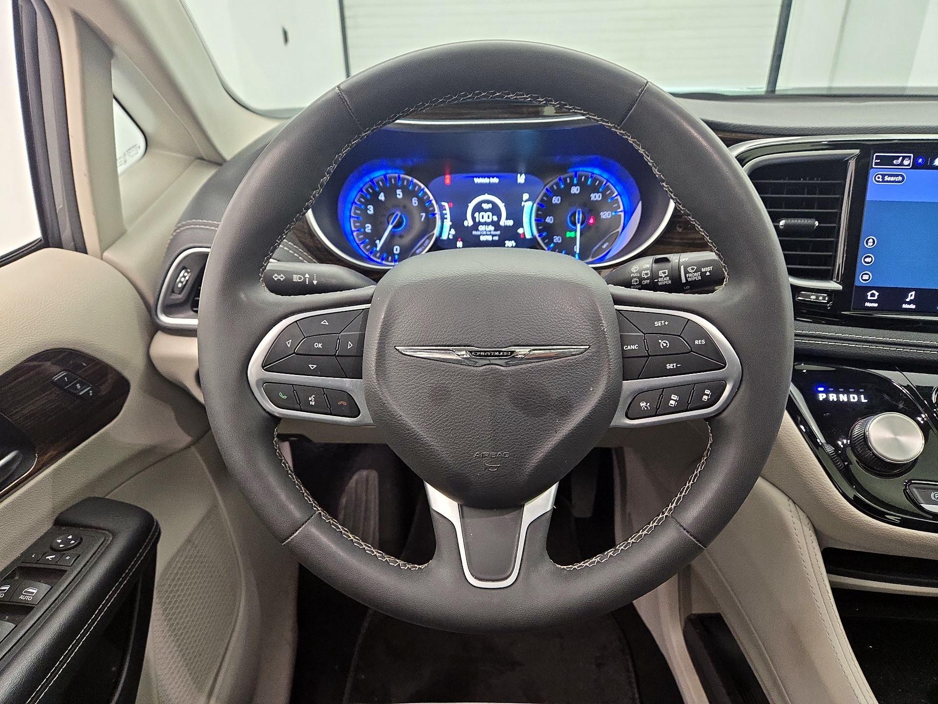 Thumbnail: 2023 Chrysler Pacifica - 10