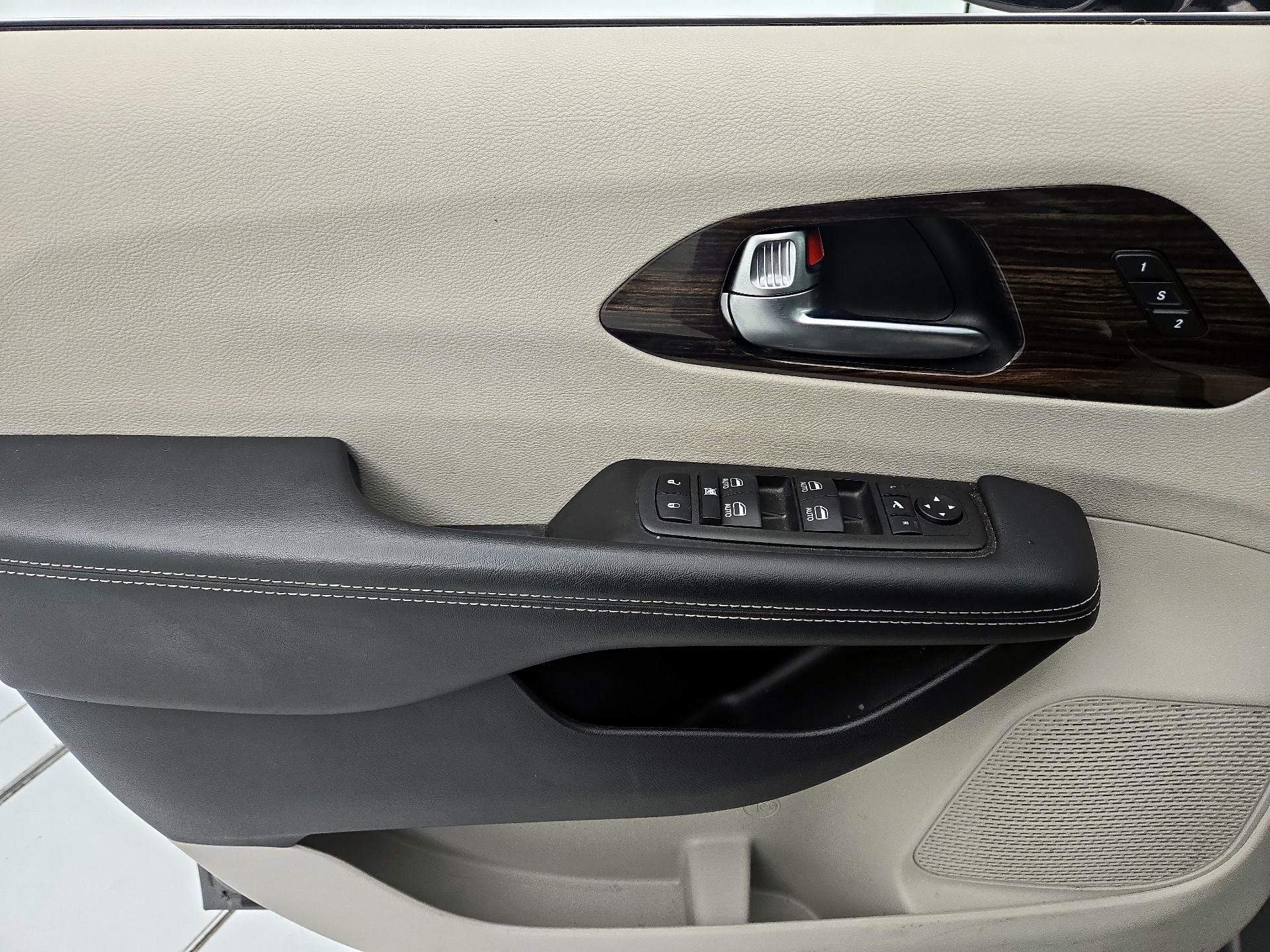 Thumbnail: 2023 Chrysler Pacifica - 12