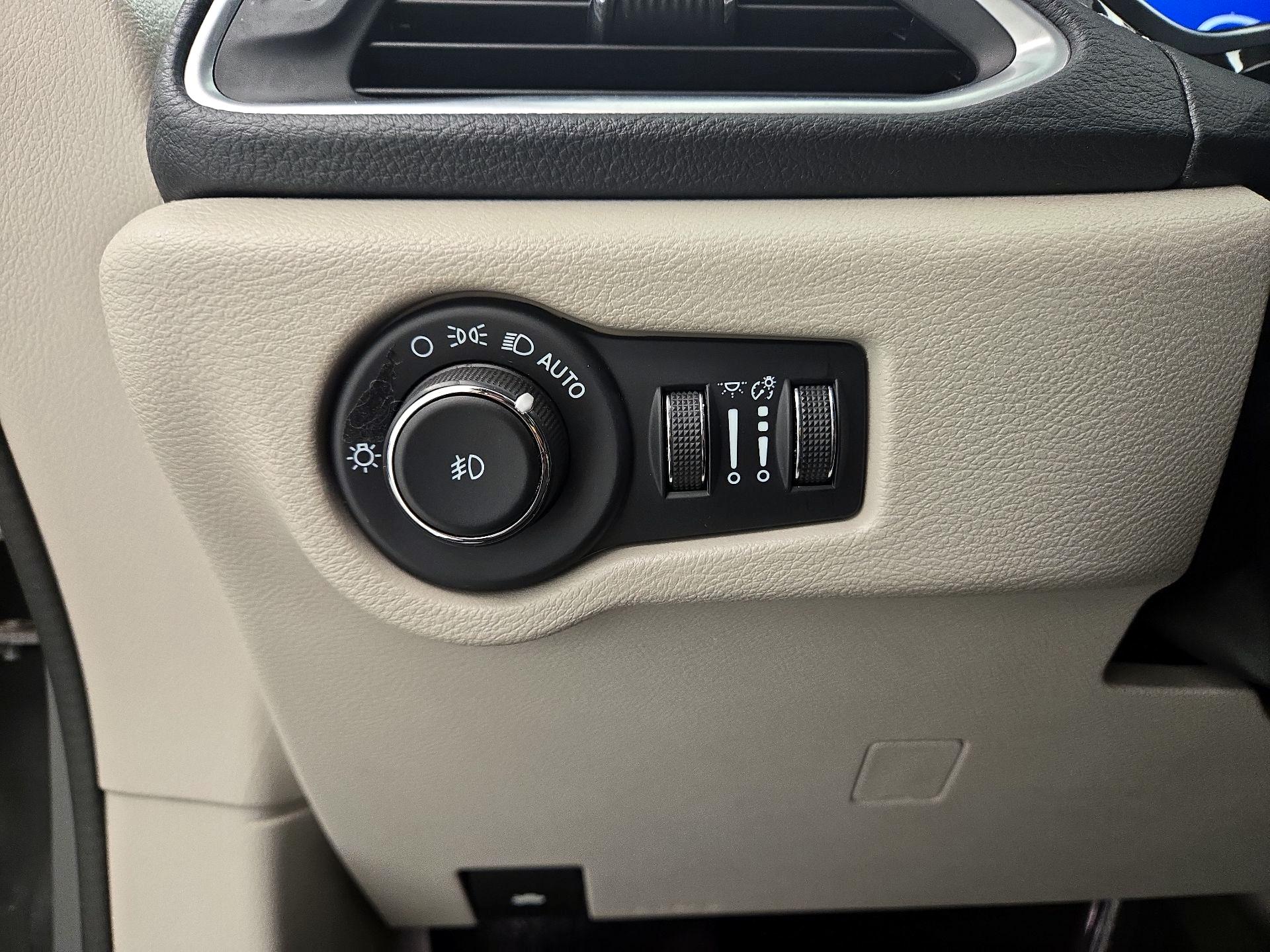 Thumbnail: 2023 Chrysler Pacifica - 13