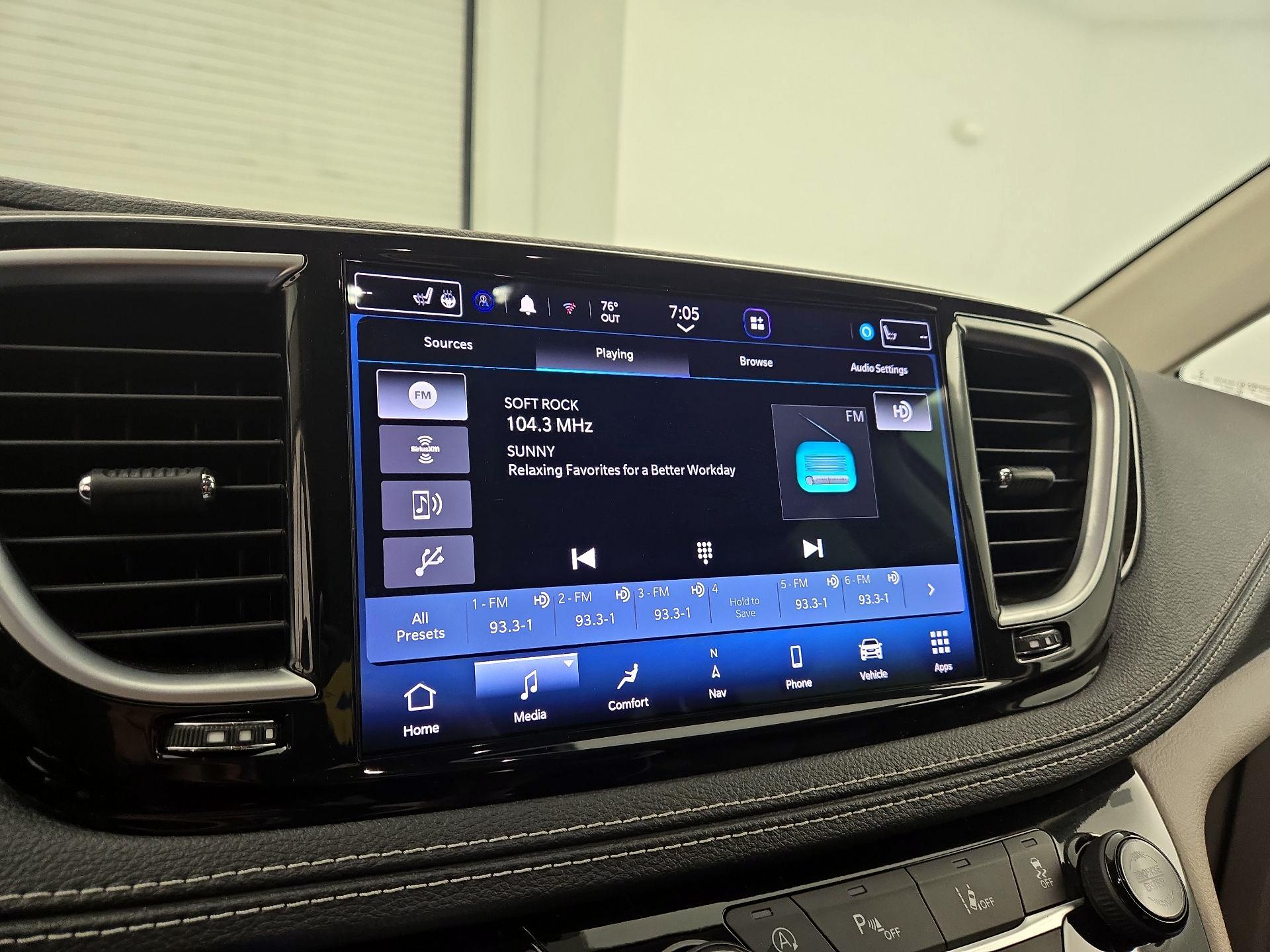 Thumbnail: 2023 Chrysler Pacifica - 16