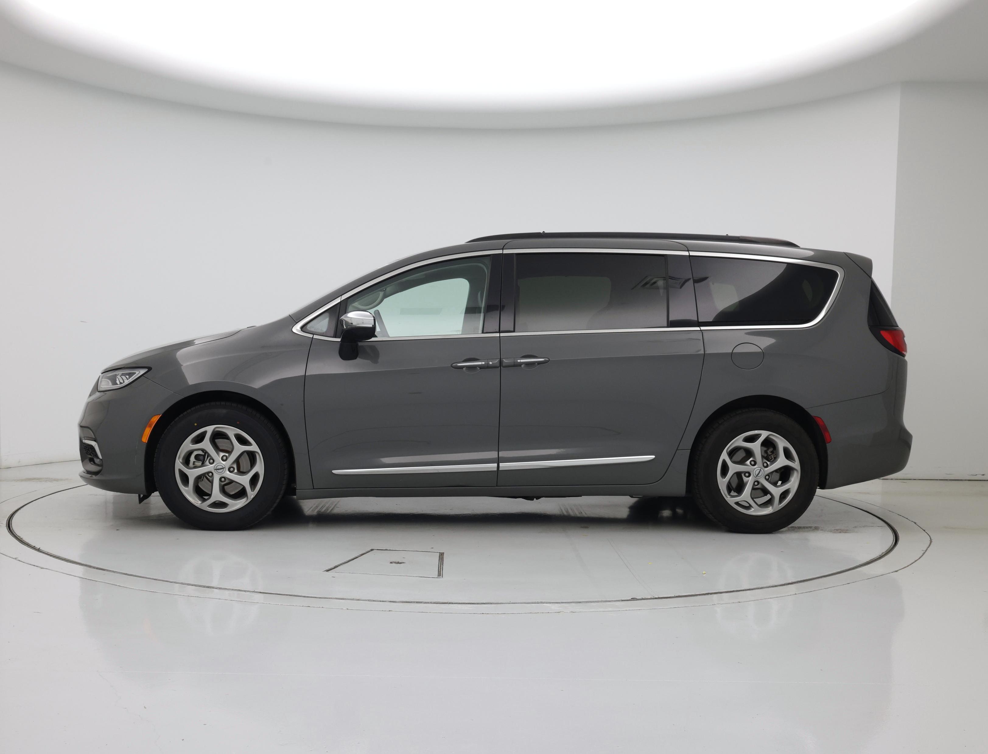 Thumbnail: 2023 Chrysler Pacifica - 3