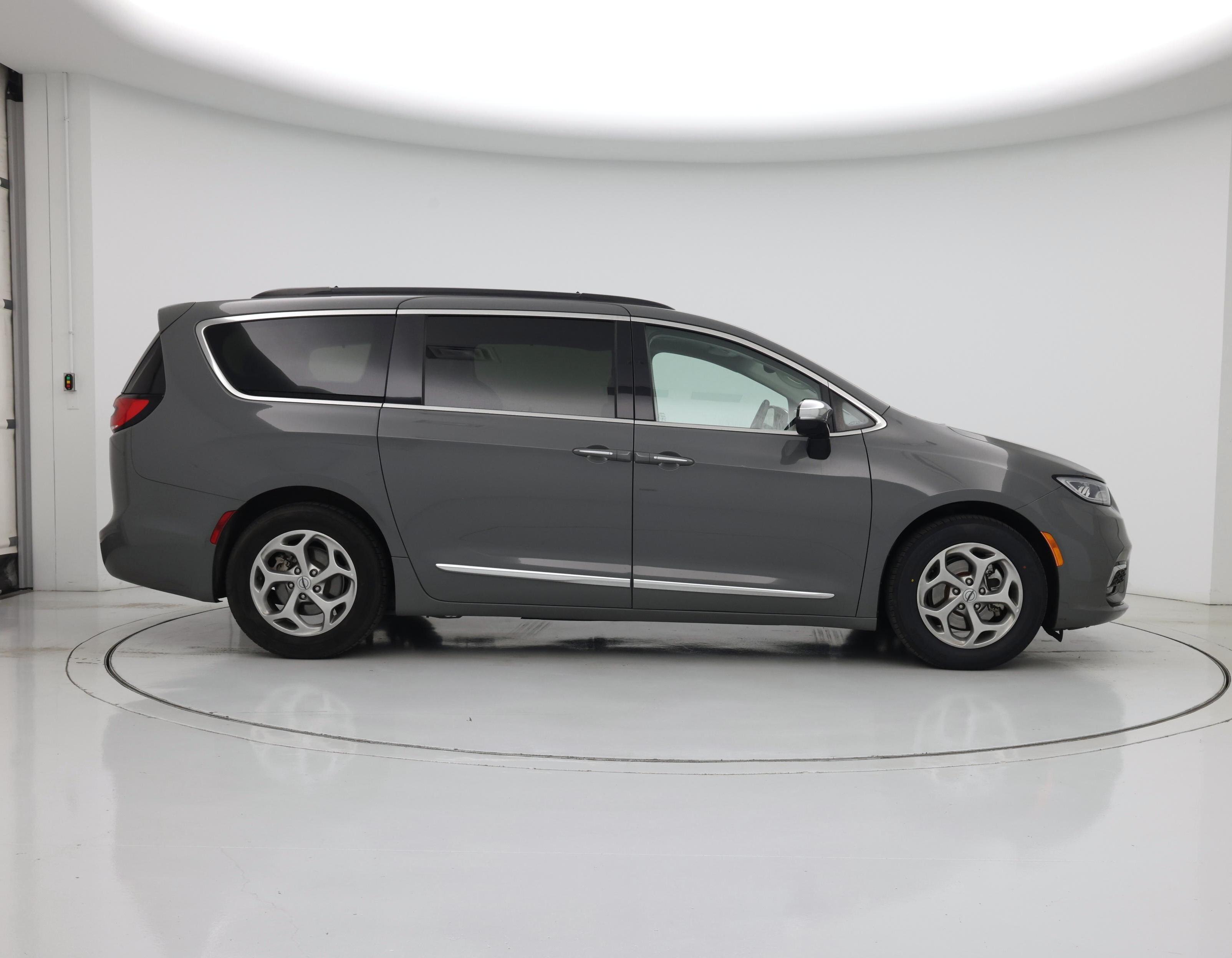 Thumbnail: 2023 Chrysler Pacifica - 7