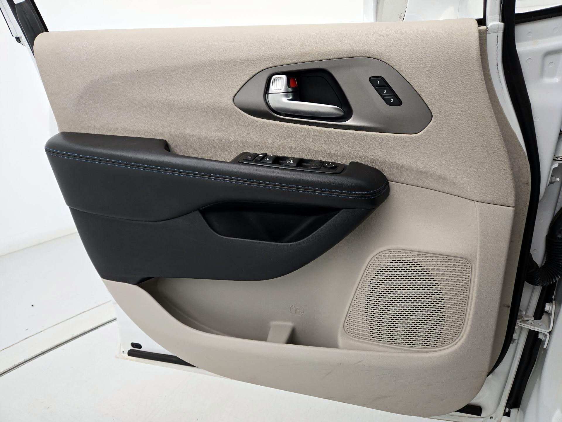 Thumbnail: 2021 Chrysler Pacifica - 12