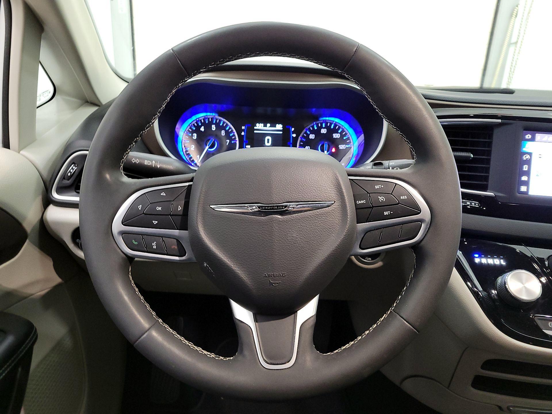 Thumbnail: 2022 Chrysler Voyager - 10