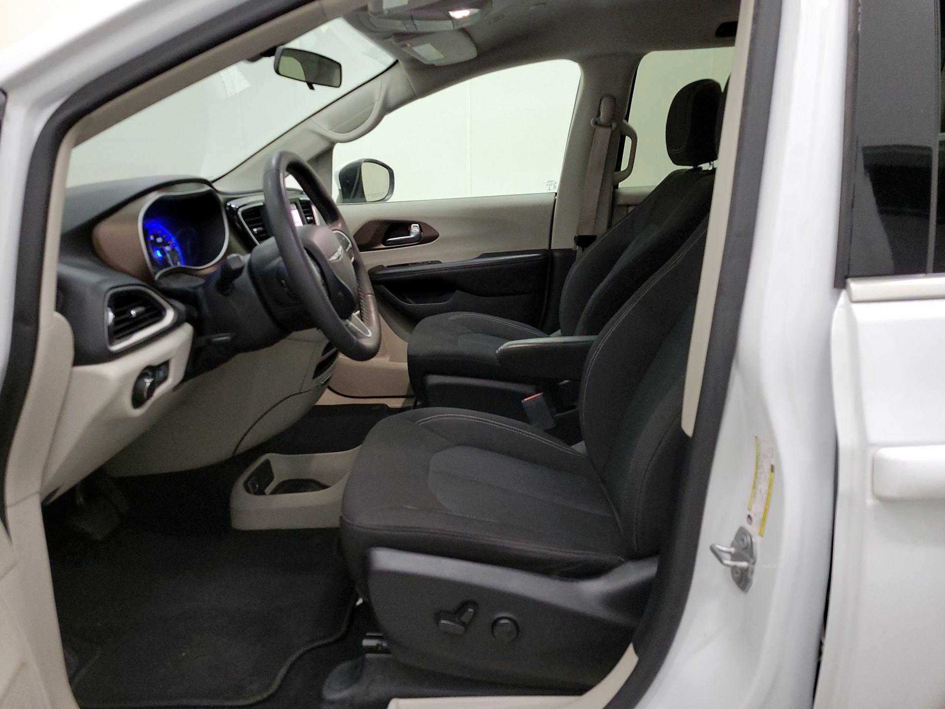 Thumbnail: 2022 Chrysler Voyager - 11