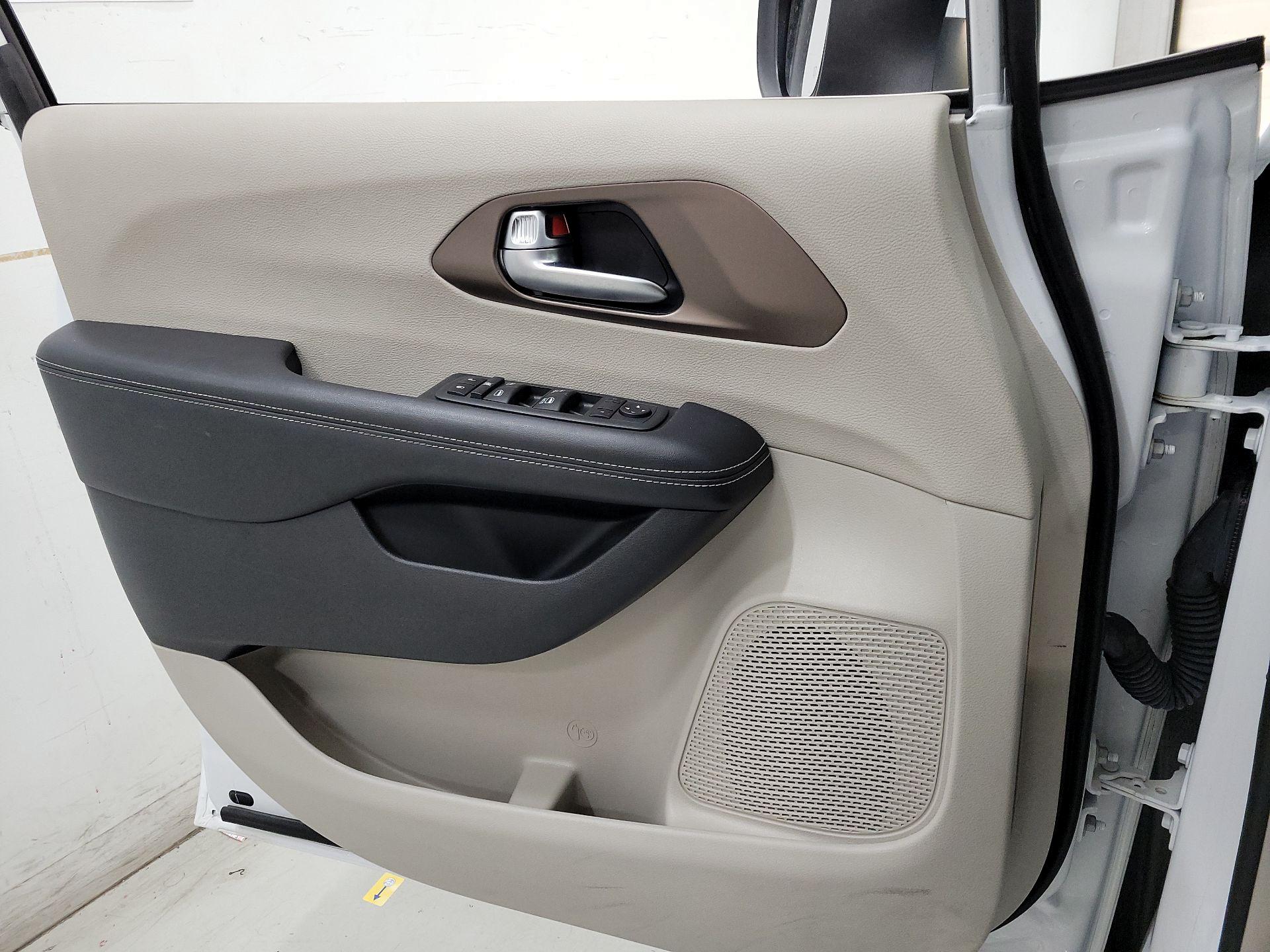 Thumbnail: 2022 Chrysler Voyager - 12