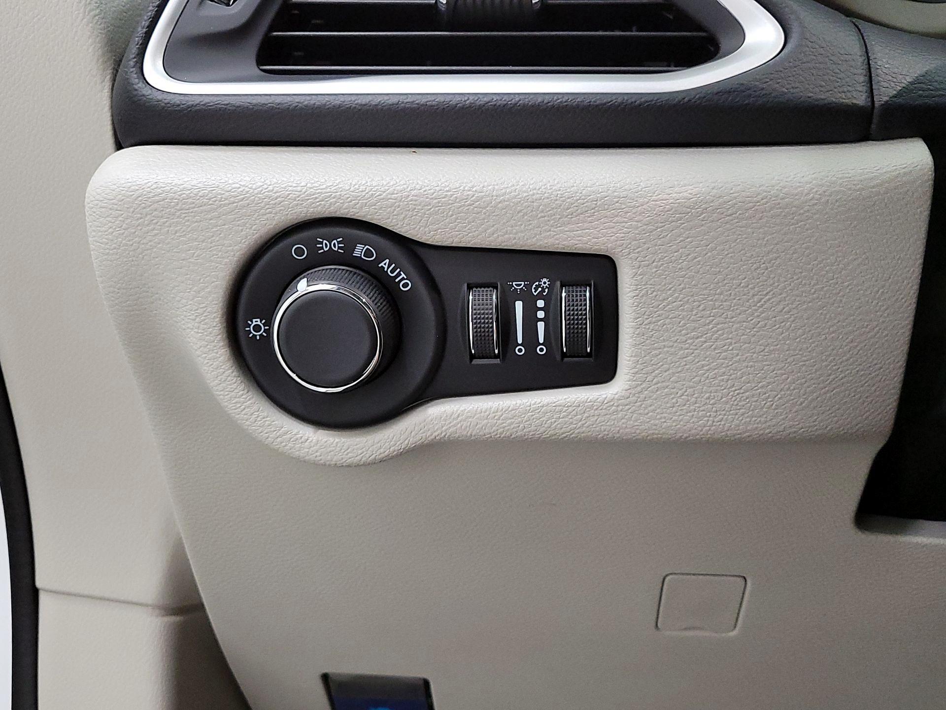 Thumbnail: 2022 Chrysler Voyager - 13