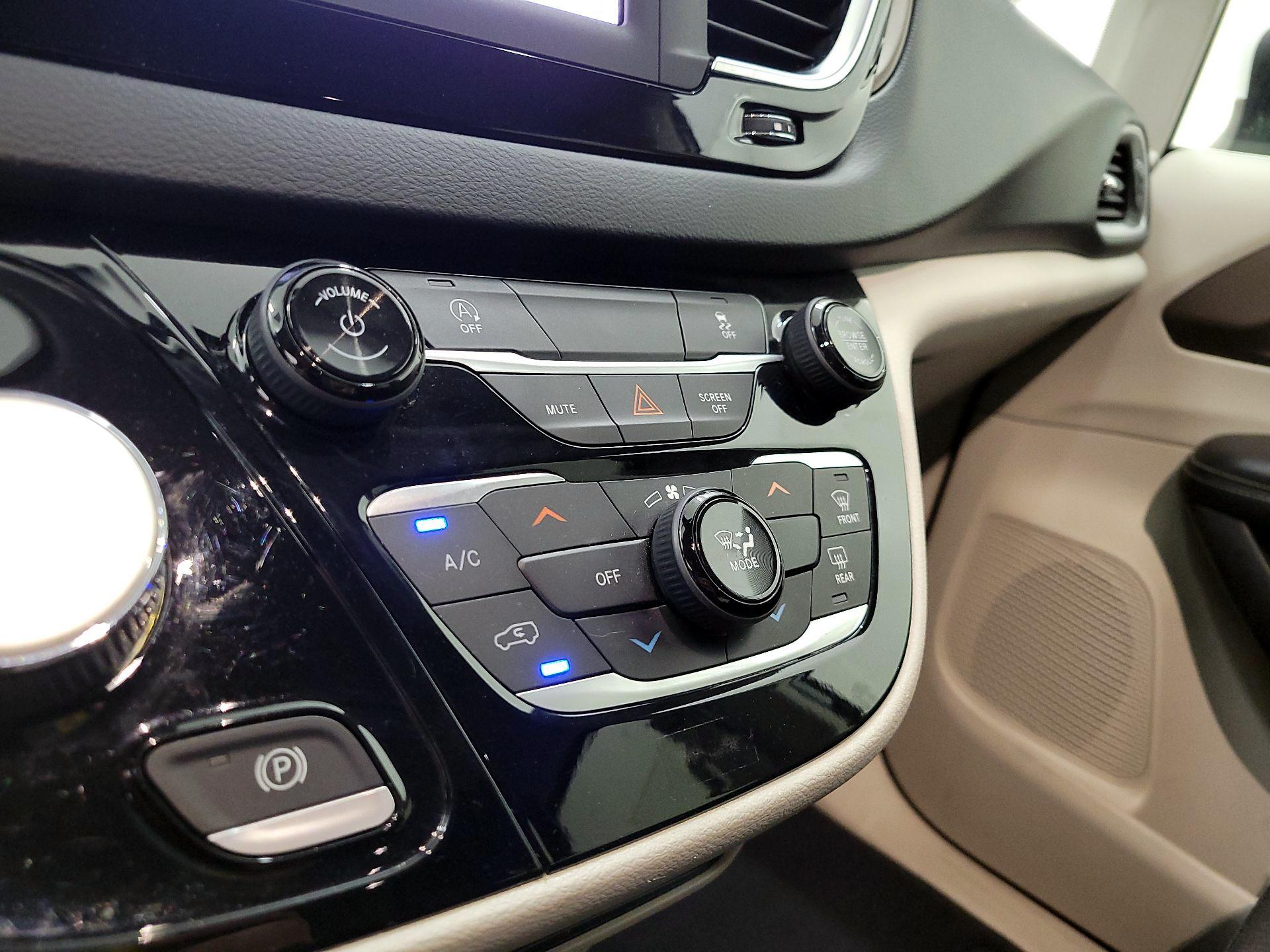 Thumbnail: 2022 Chrysler Voyager - 16