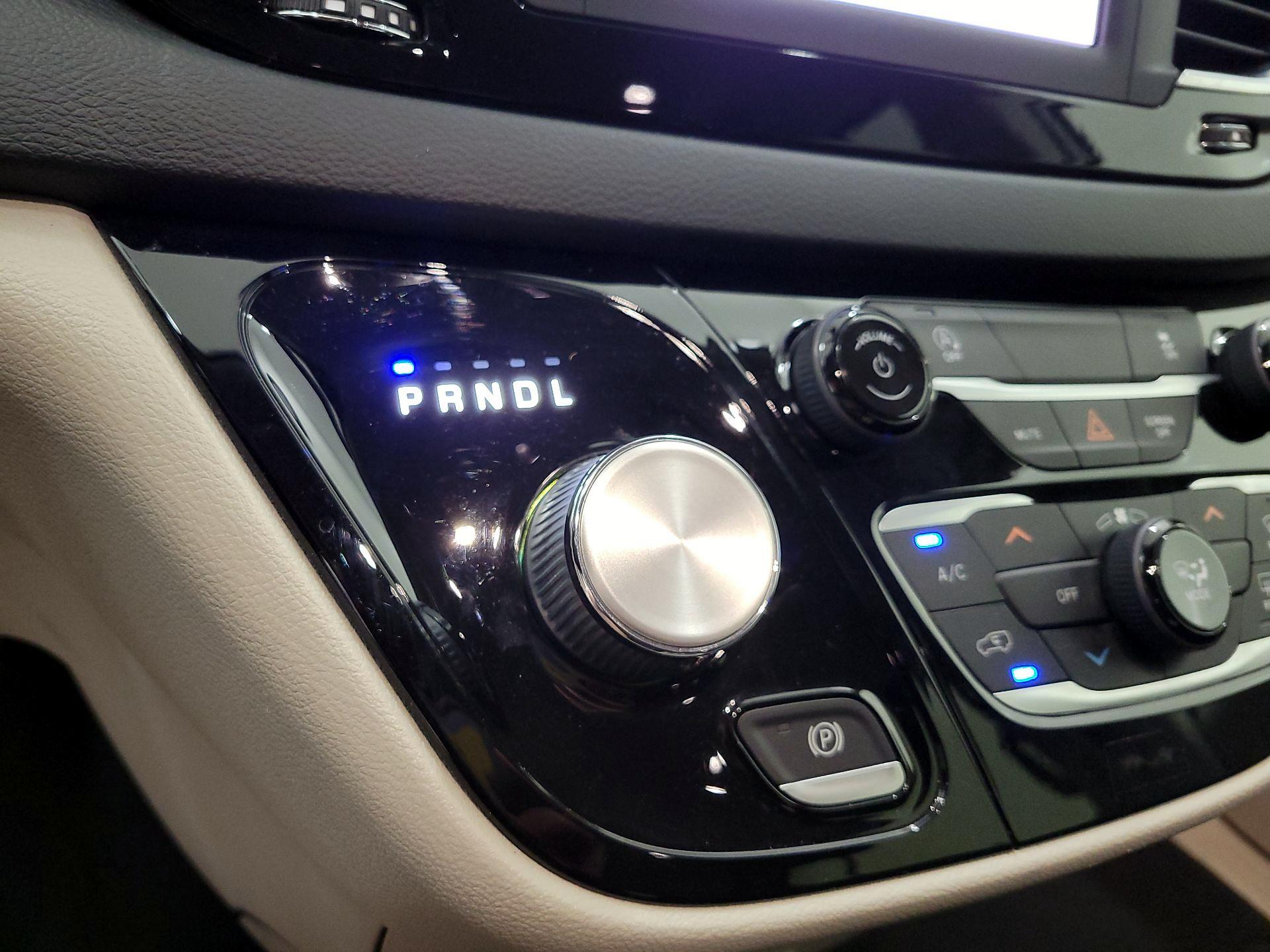 Thumbnail: 2022 Chrysler Voyager - 17