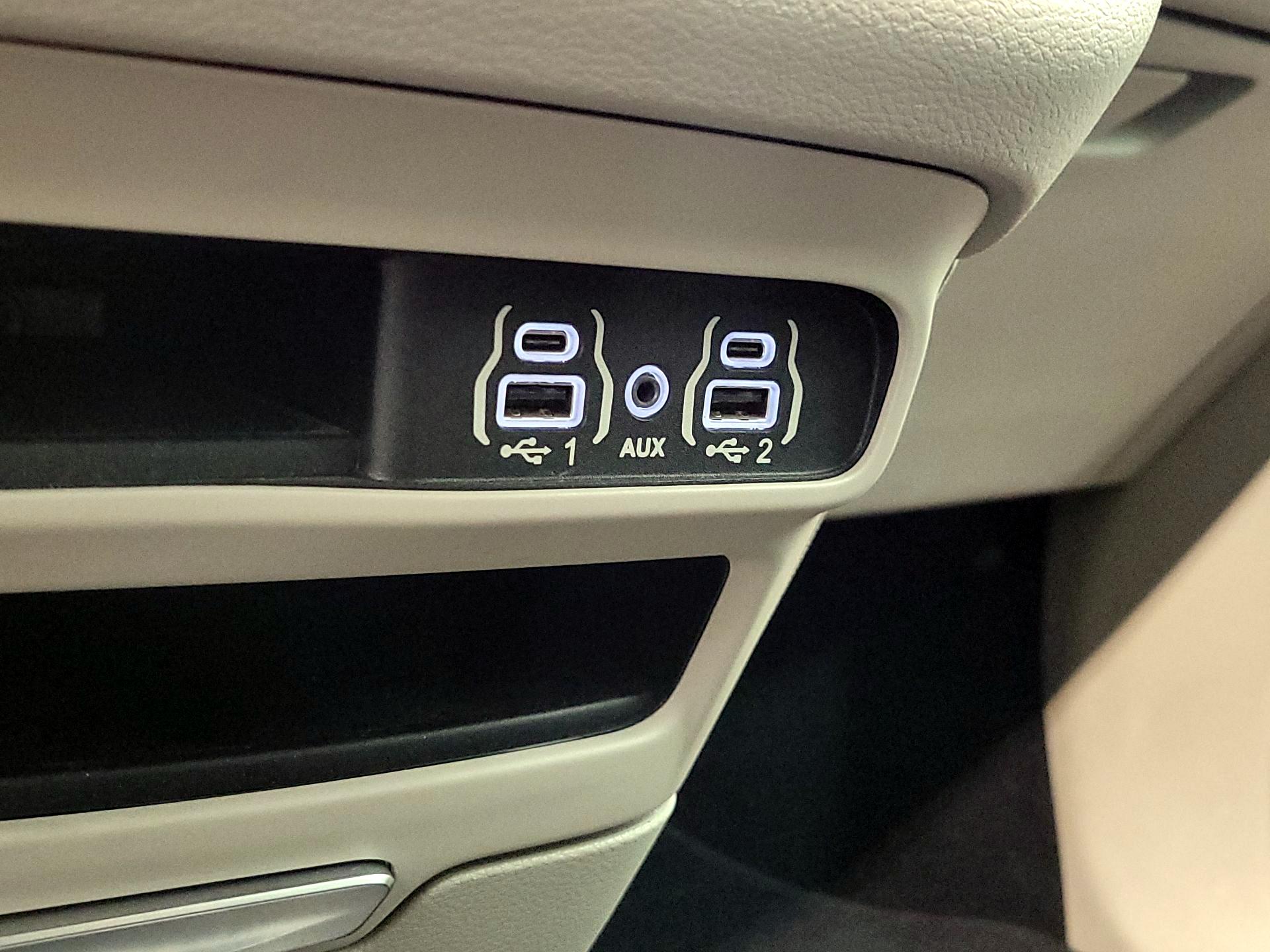 Thumbnail: 2022 Chrysler Voyager - 18