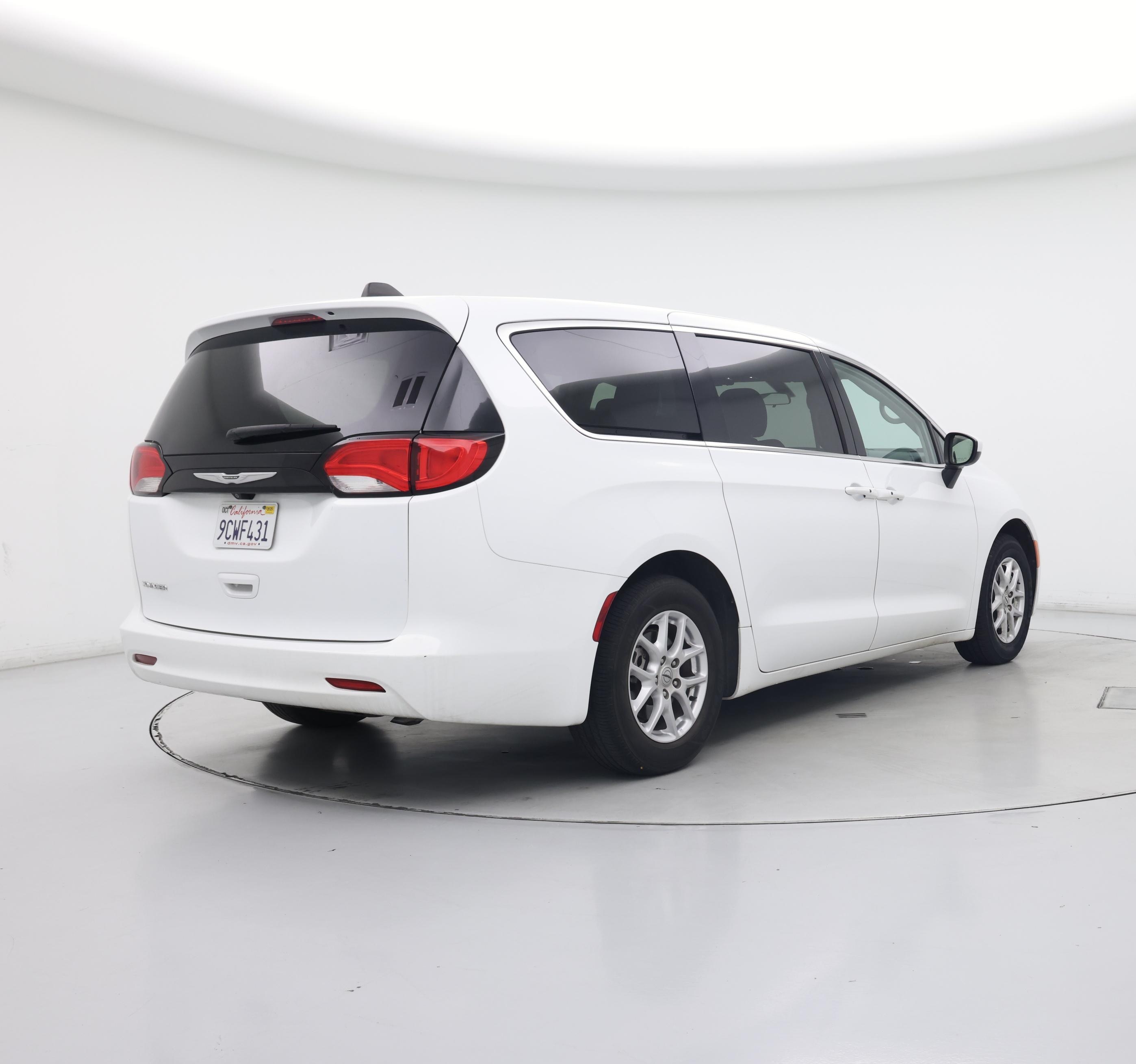 Thumbnail: 2022 Chrysler Voyager - 8