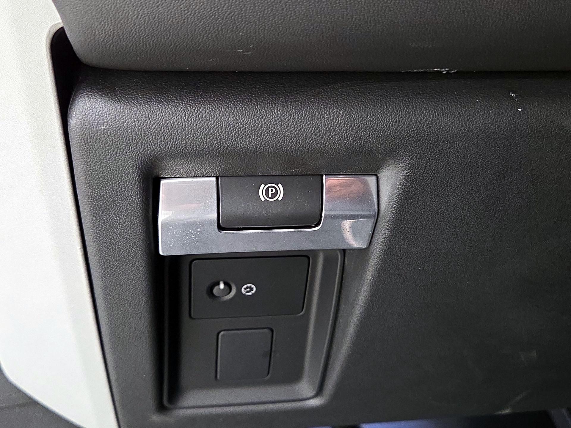 Thumbnail: 2020 Land Rover Defender - 13