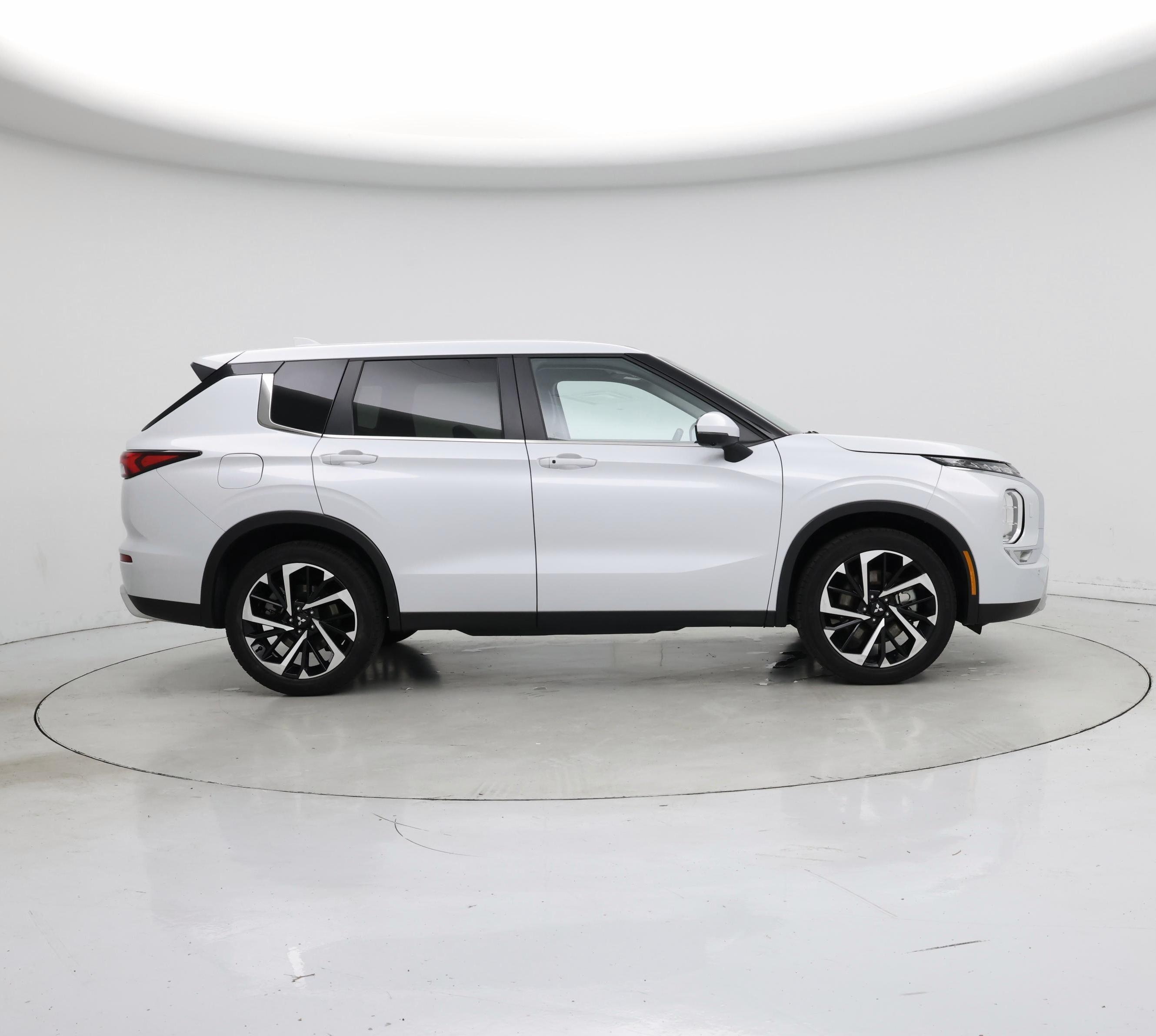 Thumbnail: 2024 Mitsubishi Outlander - 7