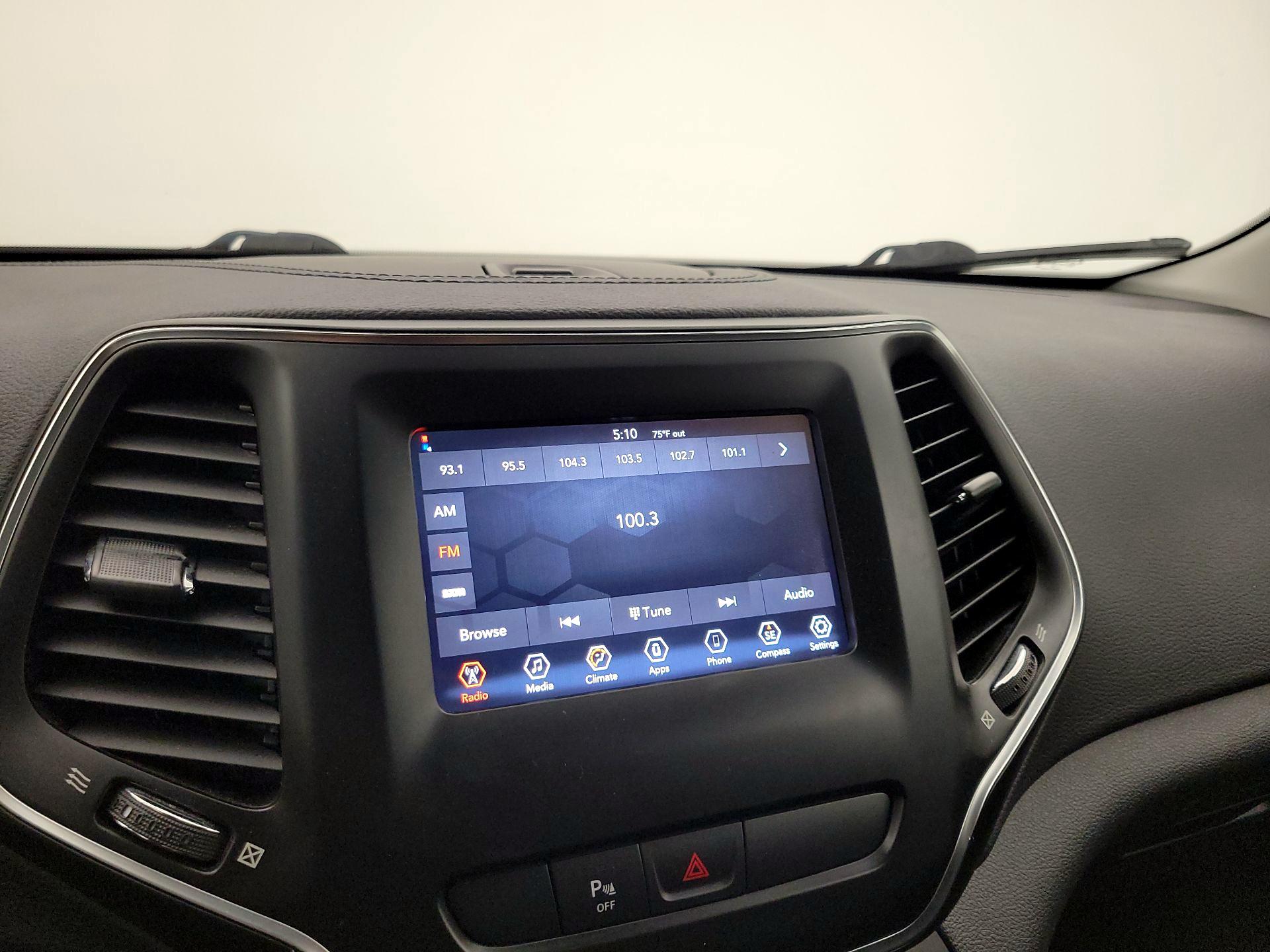 Thumbnail: 2020 Jeep Cherokee - 16