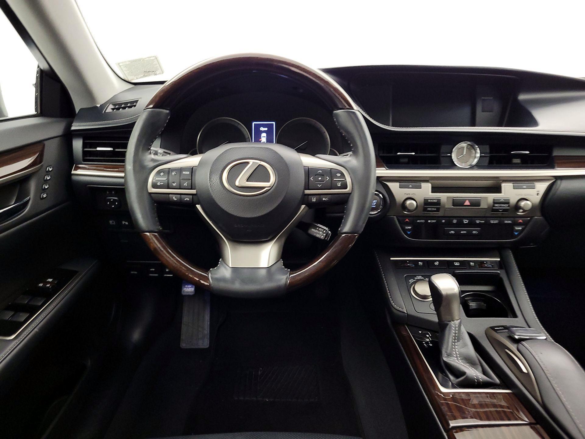Thumbnail: 2016 Lexus ES - 10